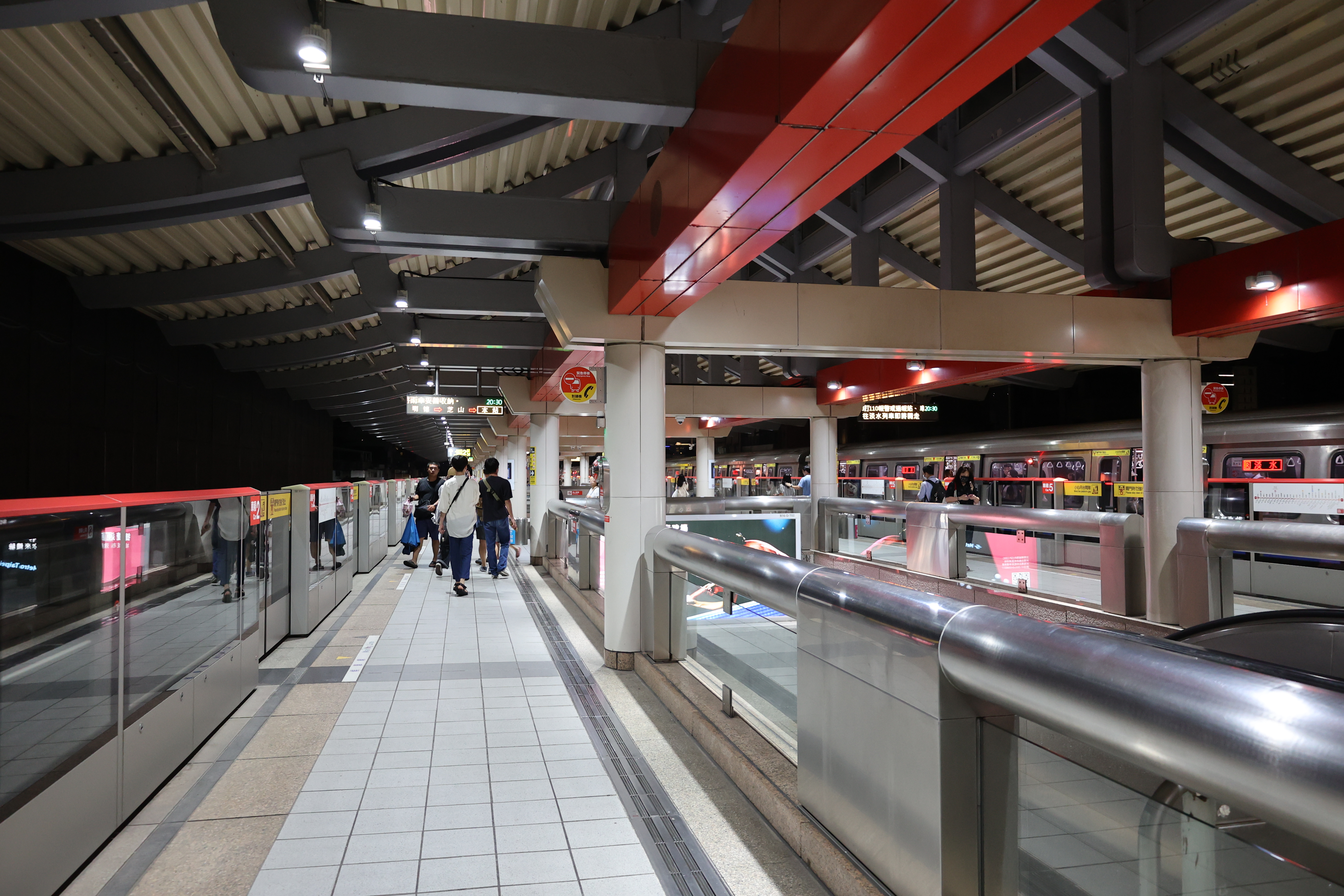 士林駅構内