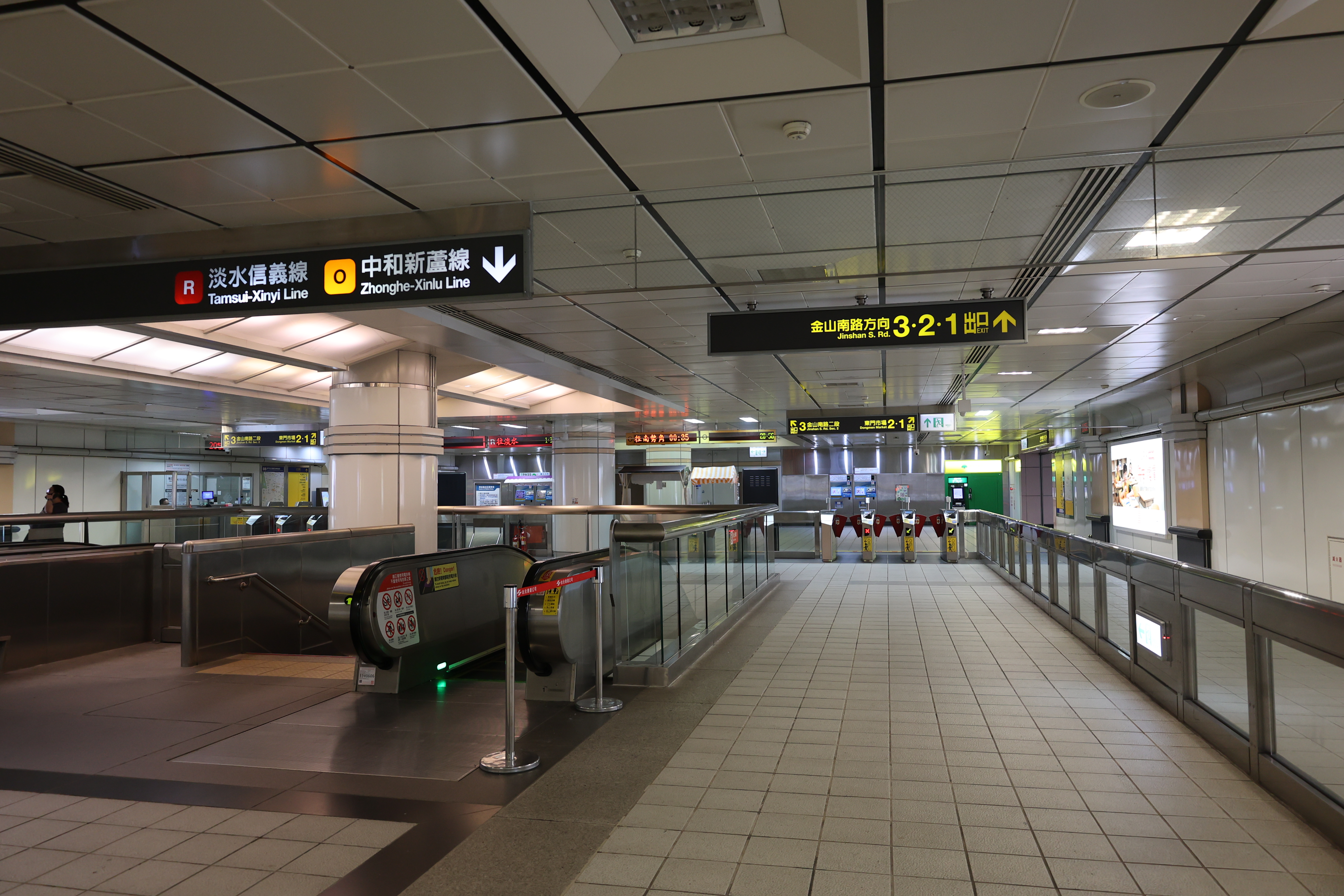 地下鉄駅の広い通路１