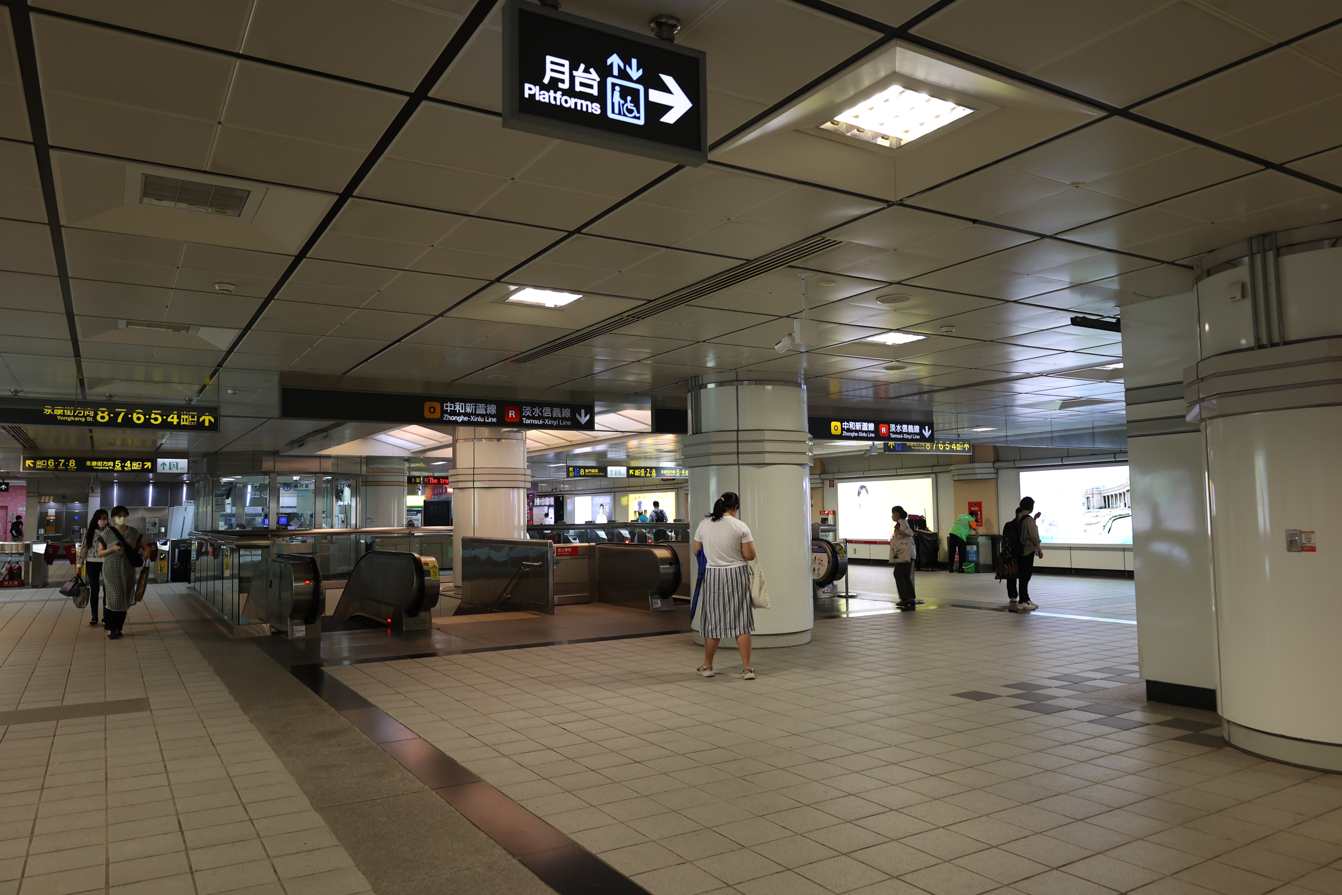 地下鉄駅の広い通路２