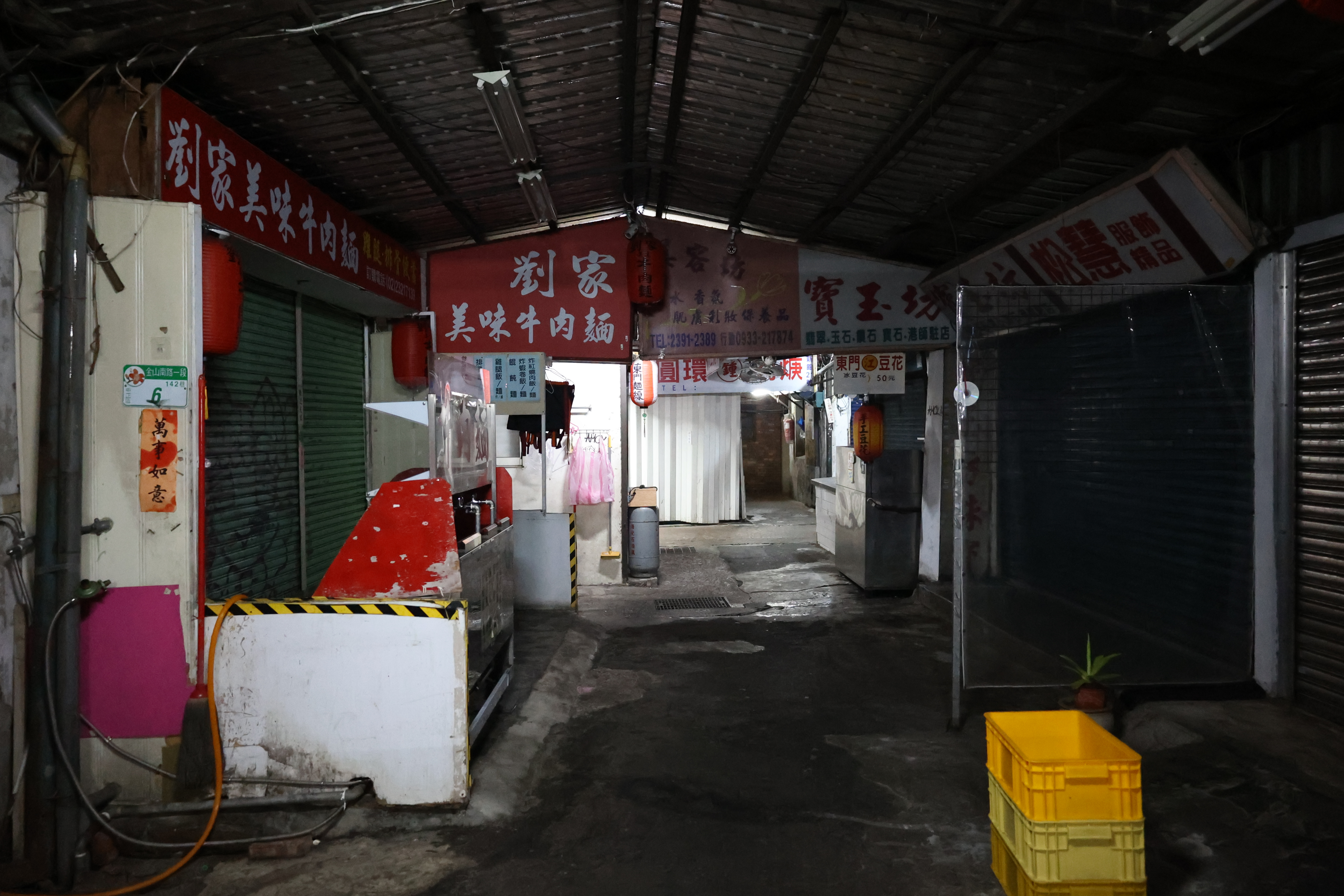 東門の市場の中２