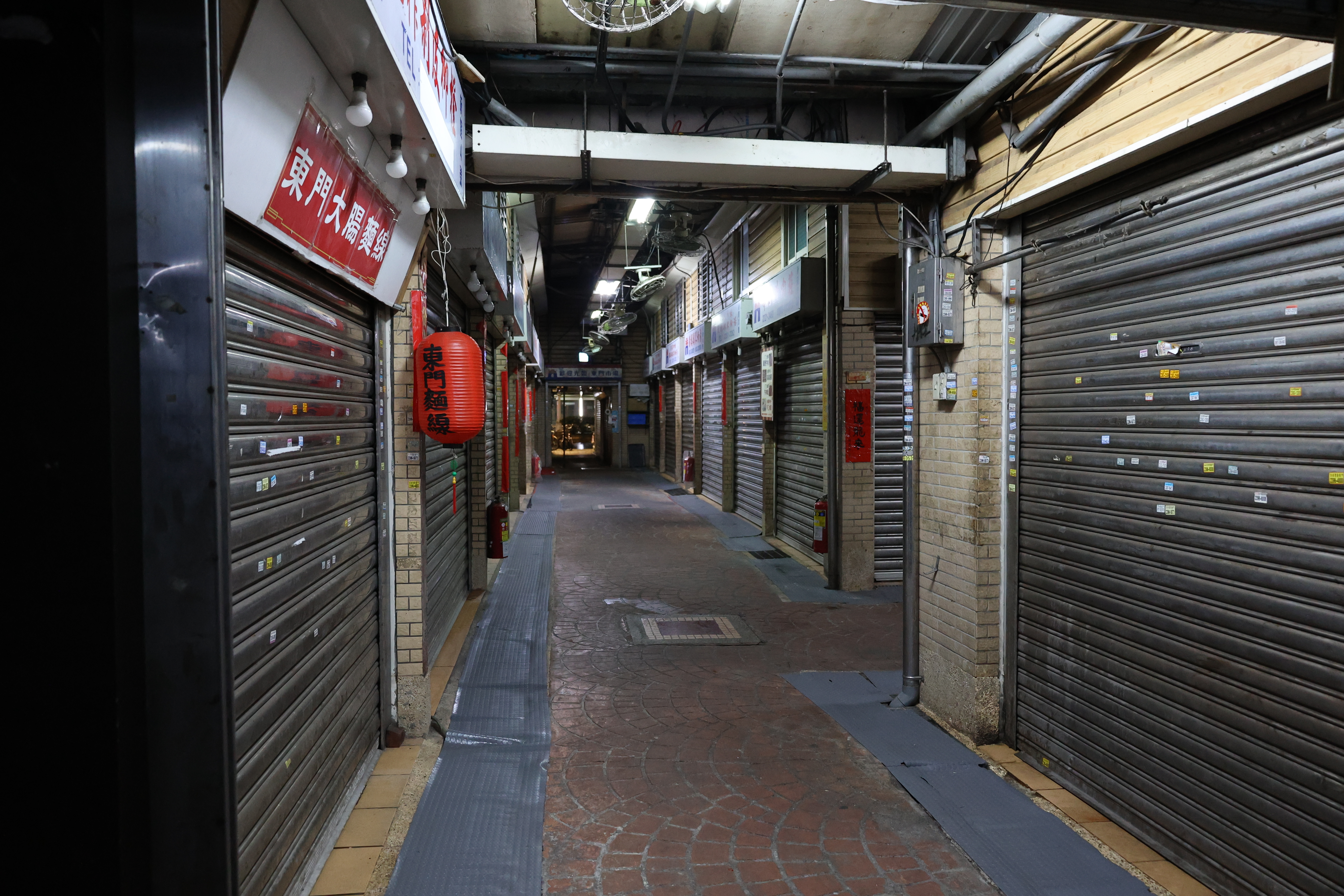 東門の市場の中３