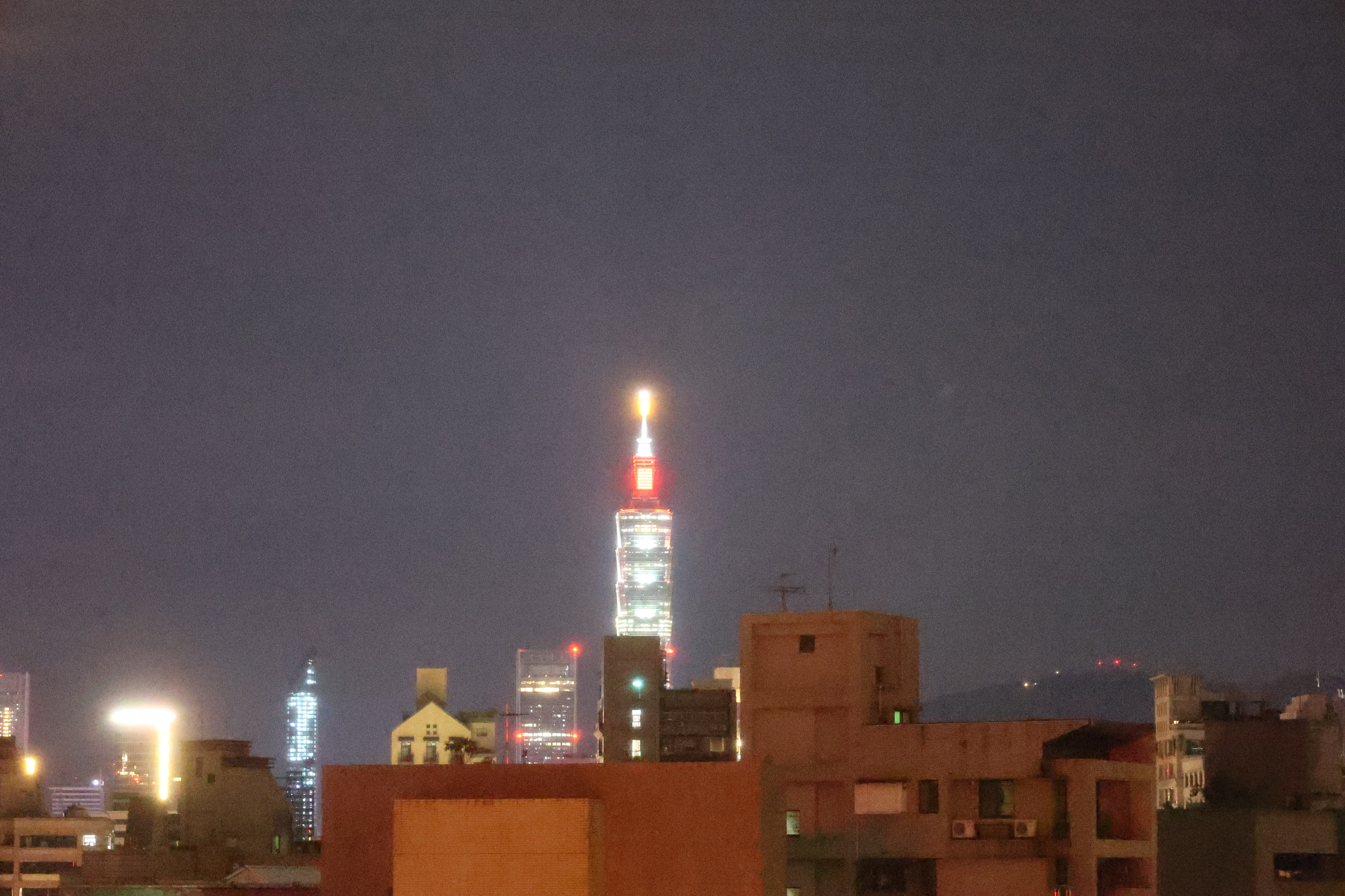 ホテルからの台北101（拡大）