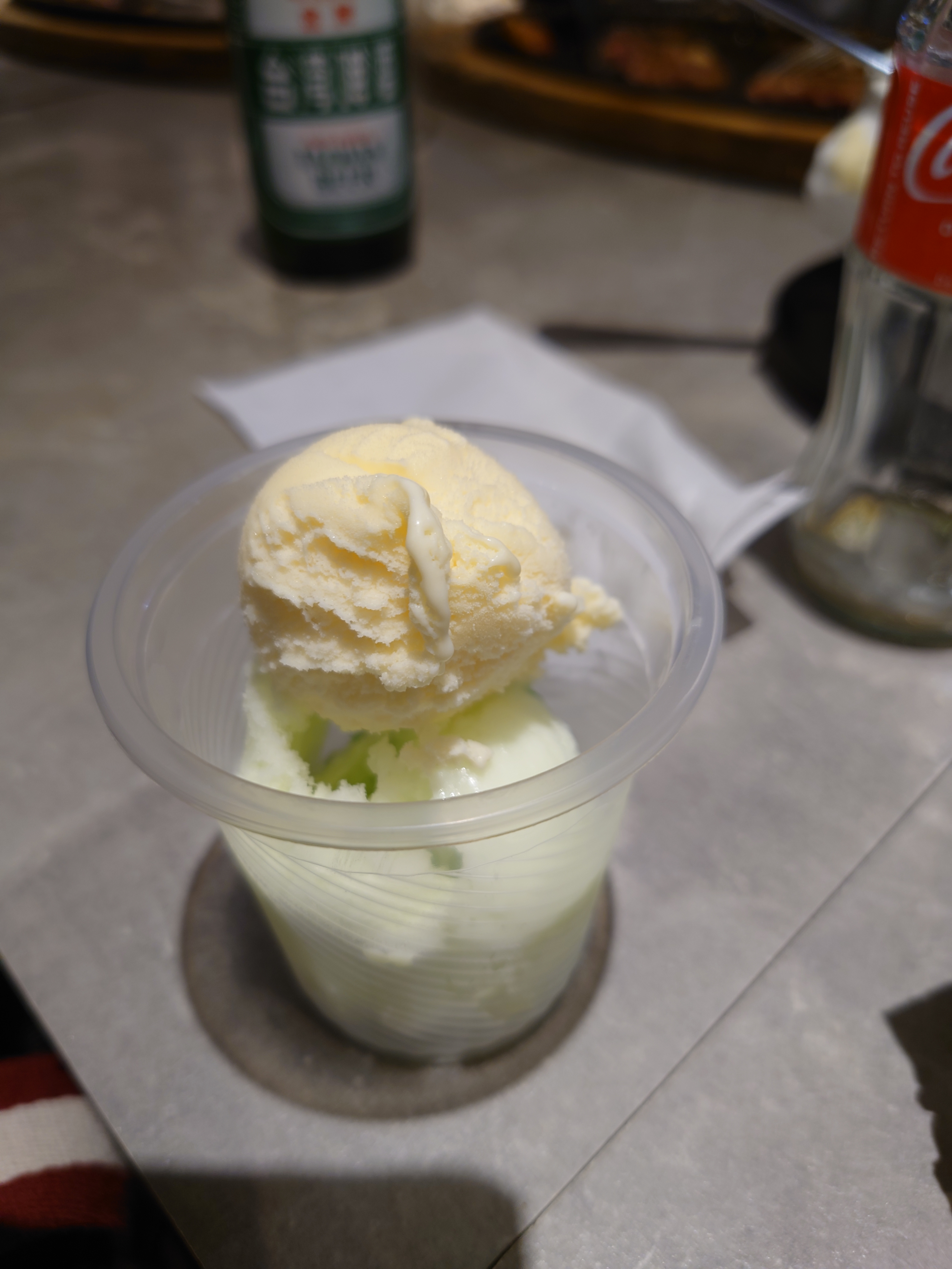 よそったアイスとシャーベット