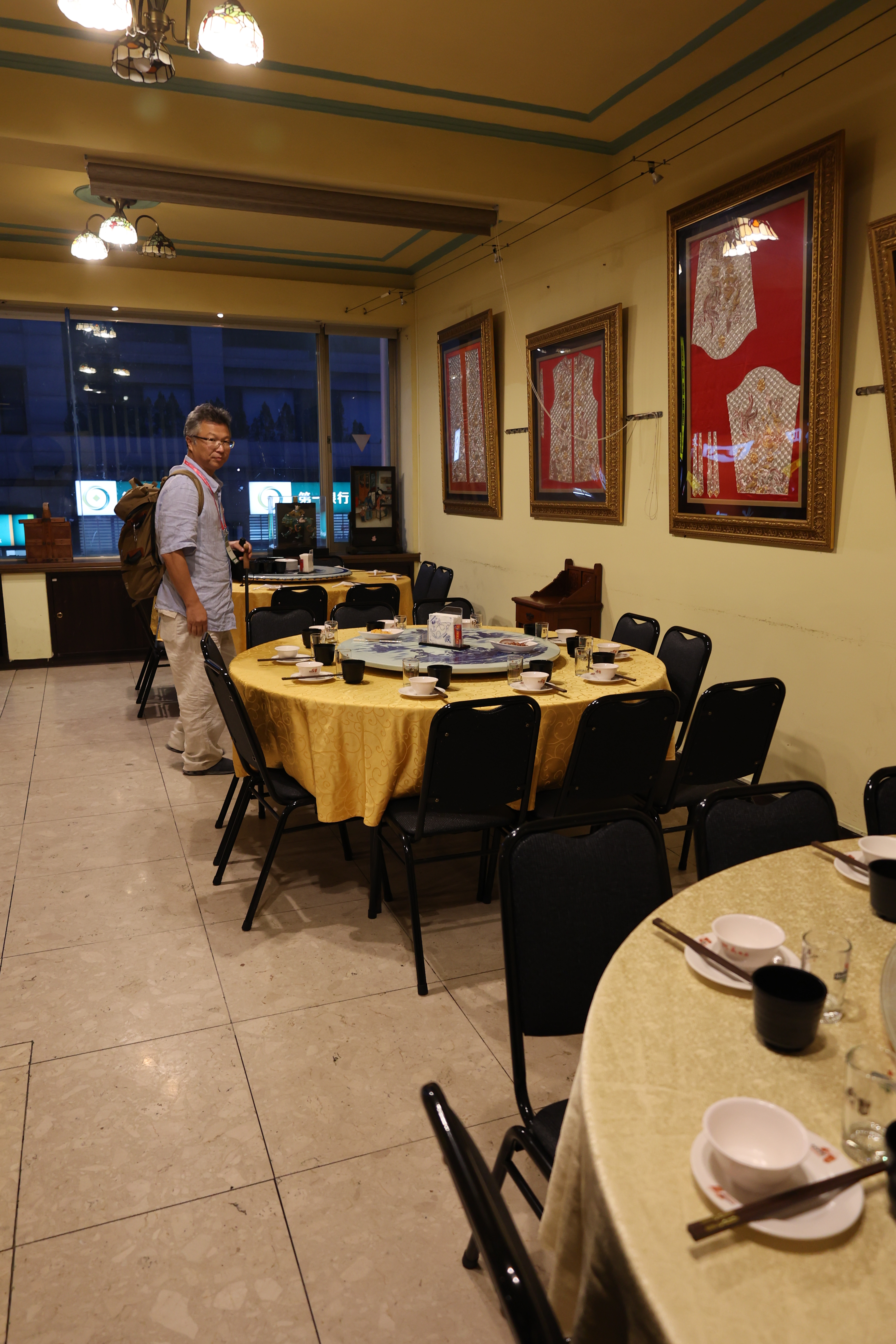 2階のテーブル席3つ２