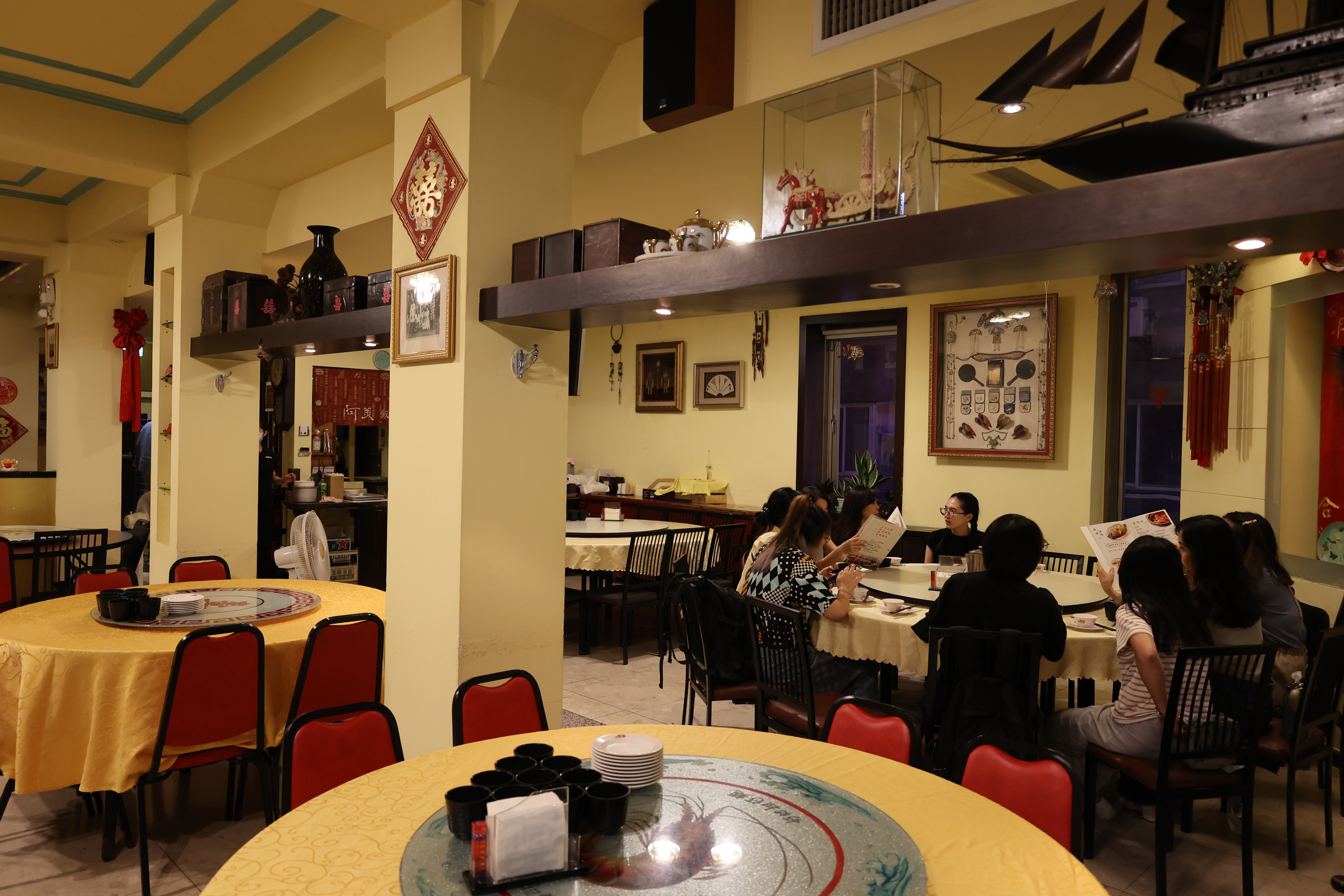 2階のテーブル席3つ３