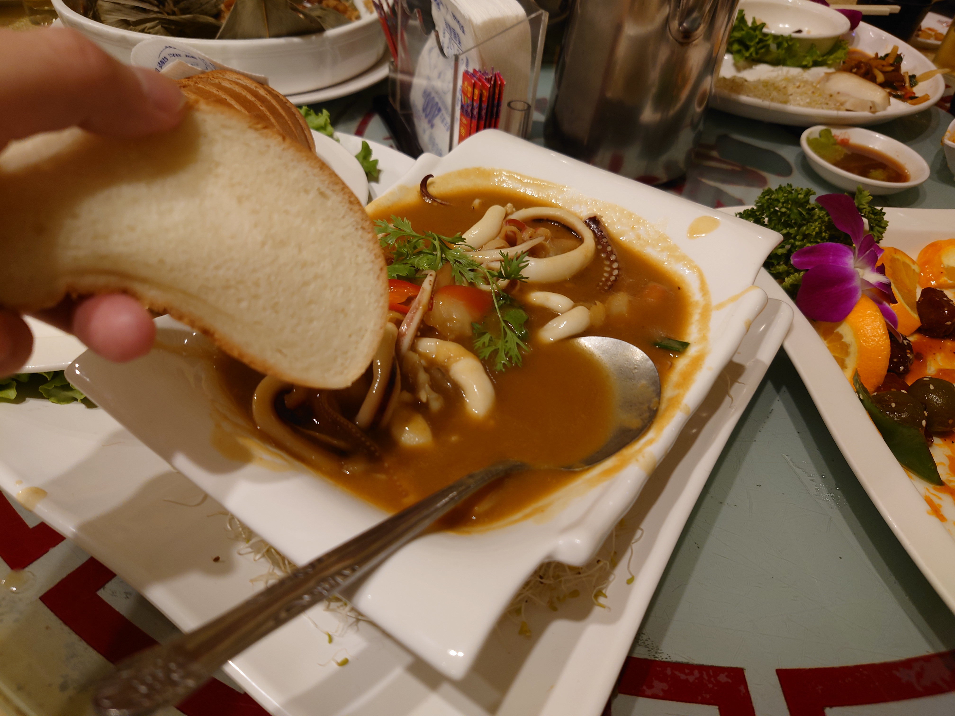 スープカレーにパンをつける