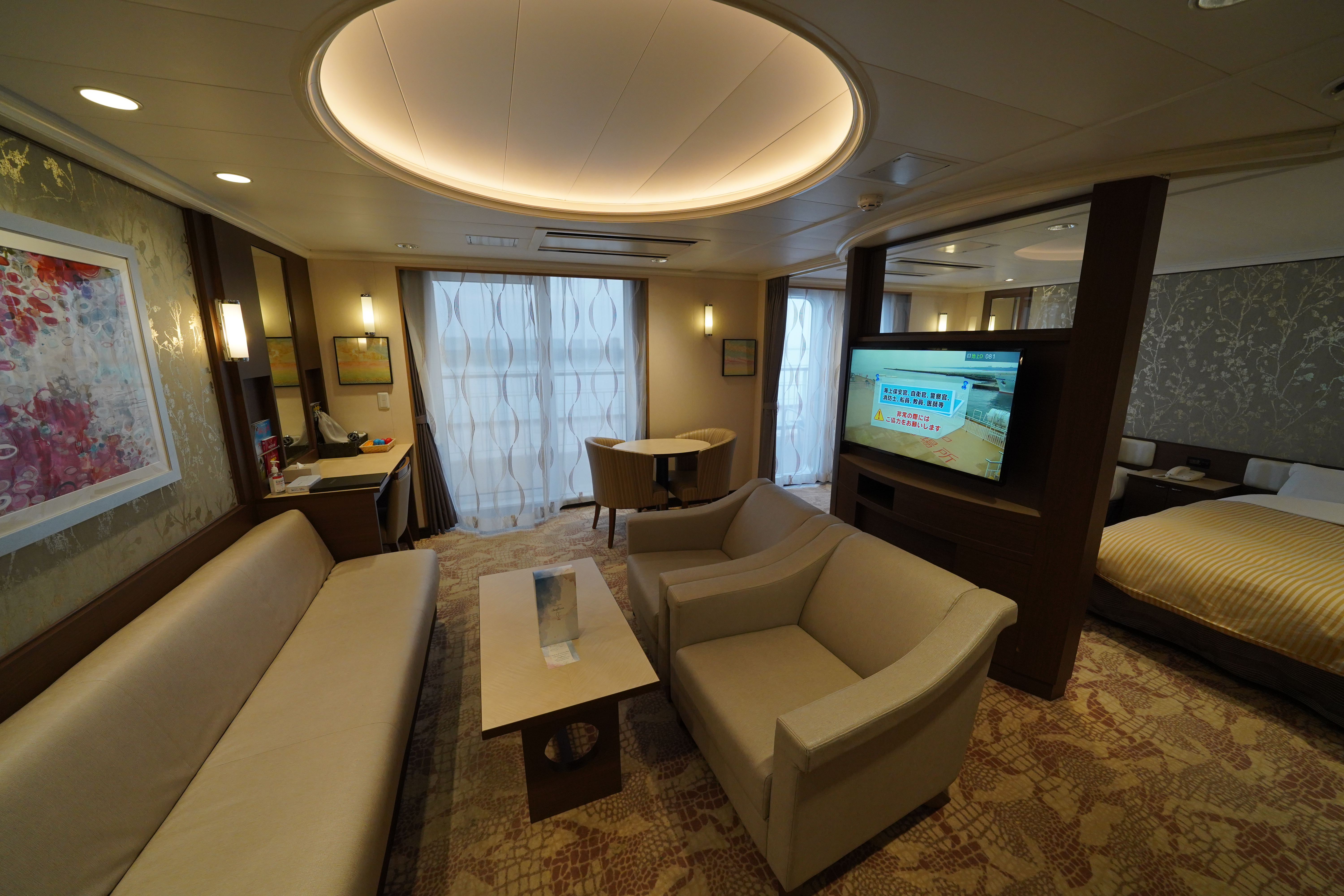 さんふらわあさっぽろに乗船、スイートルーム（1等室）内の写真