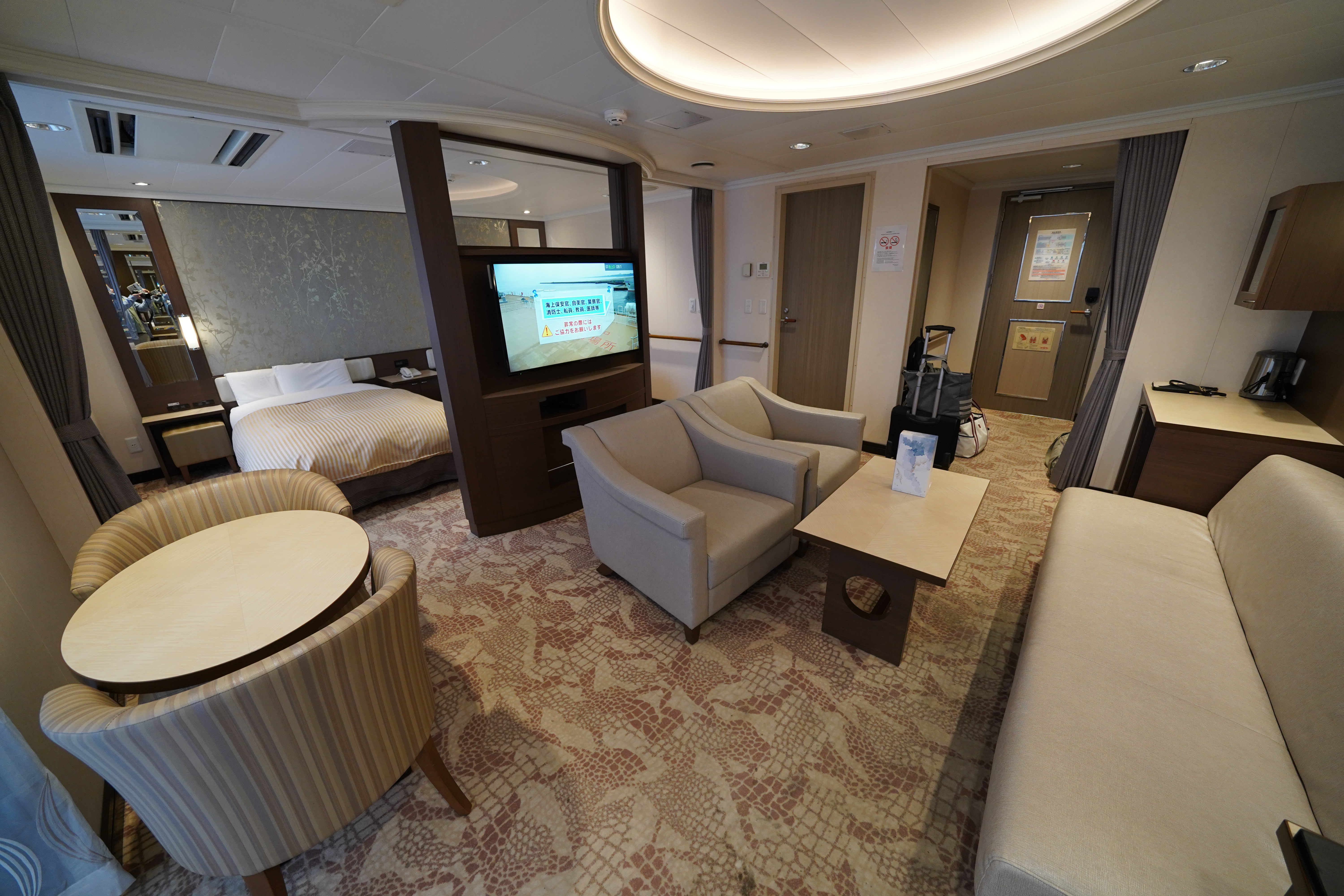 小テーブル席とソファー席 小テーブル席とソファー席