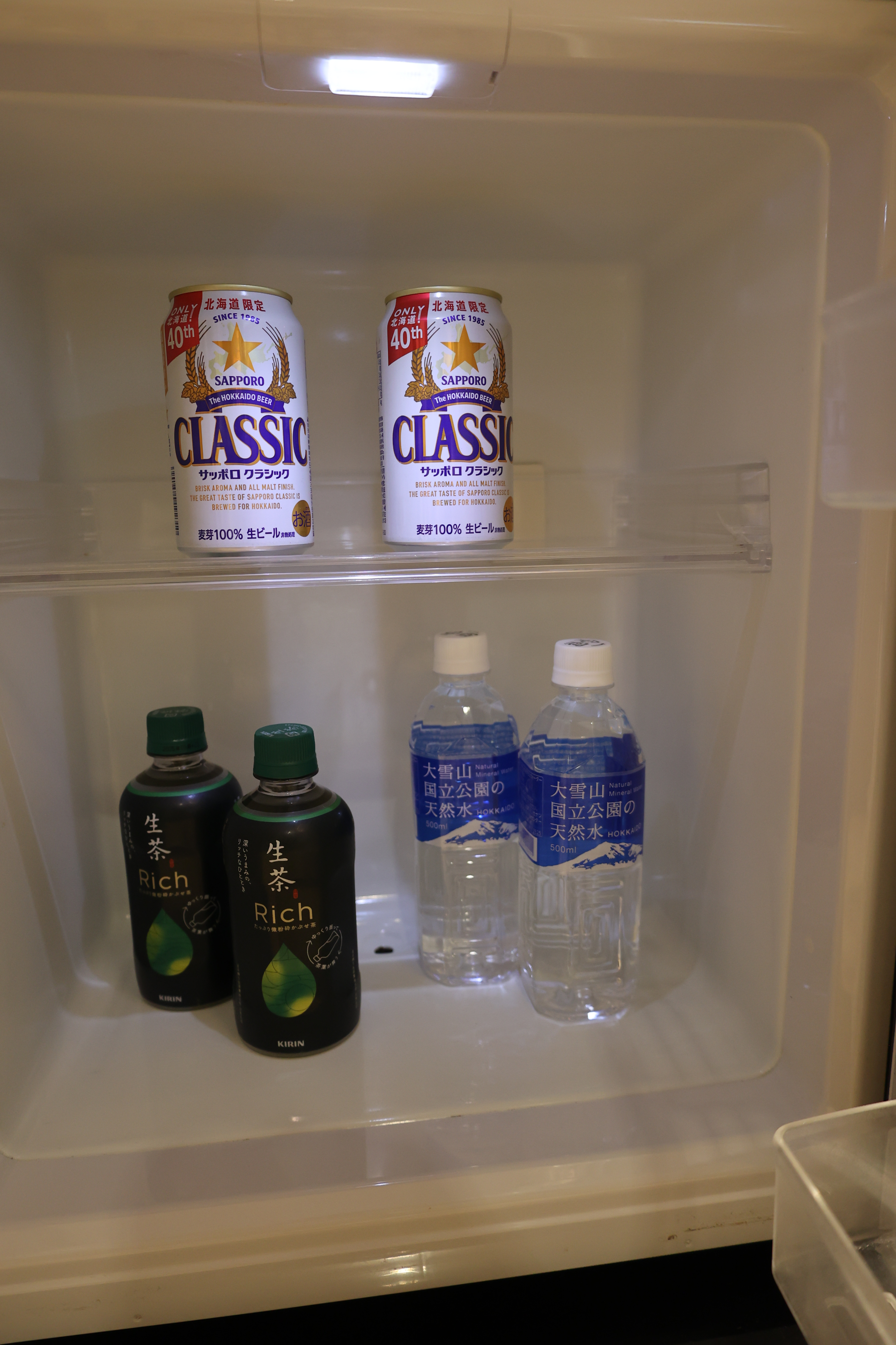 冷蔵庫の中身（ビール、お茶、水2本ずつ）