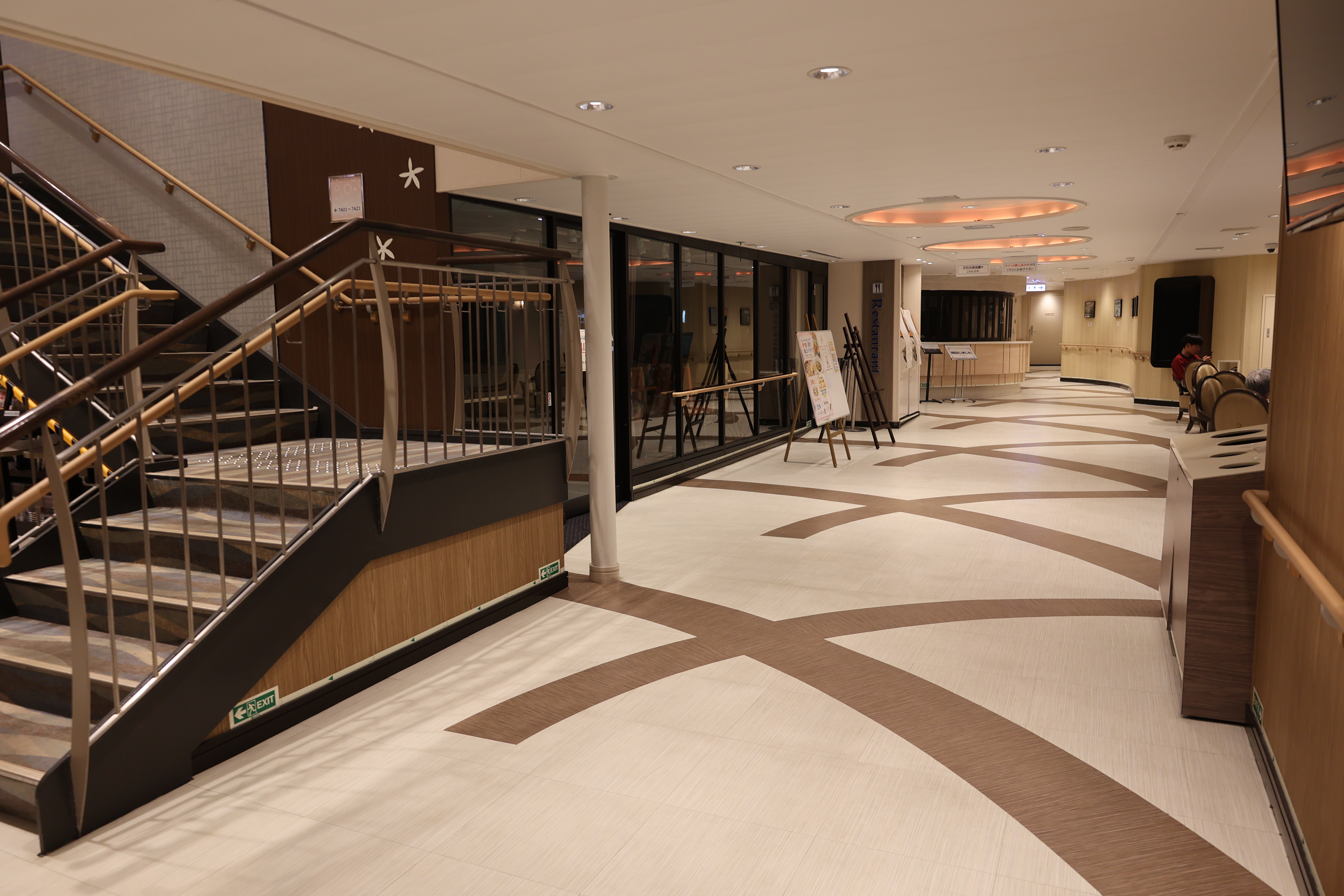 6階のレストラン近くのプロムナード１