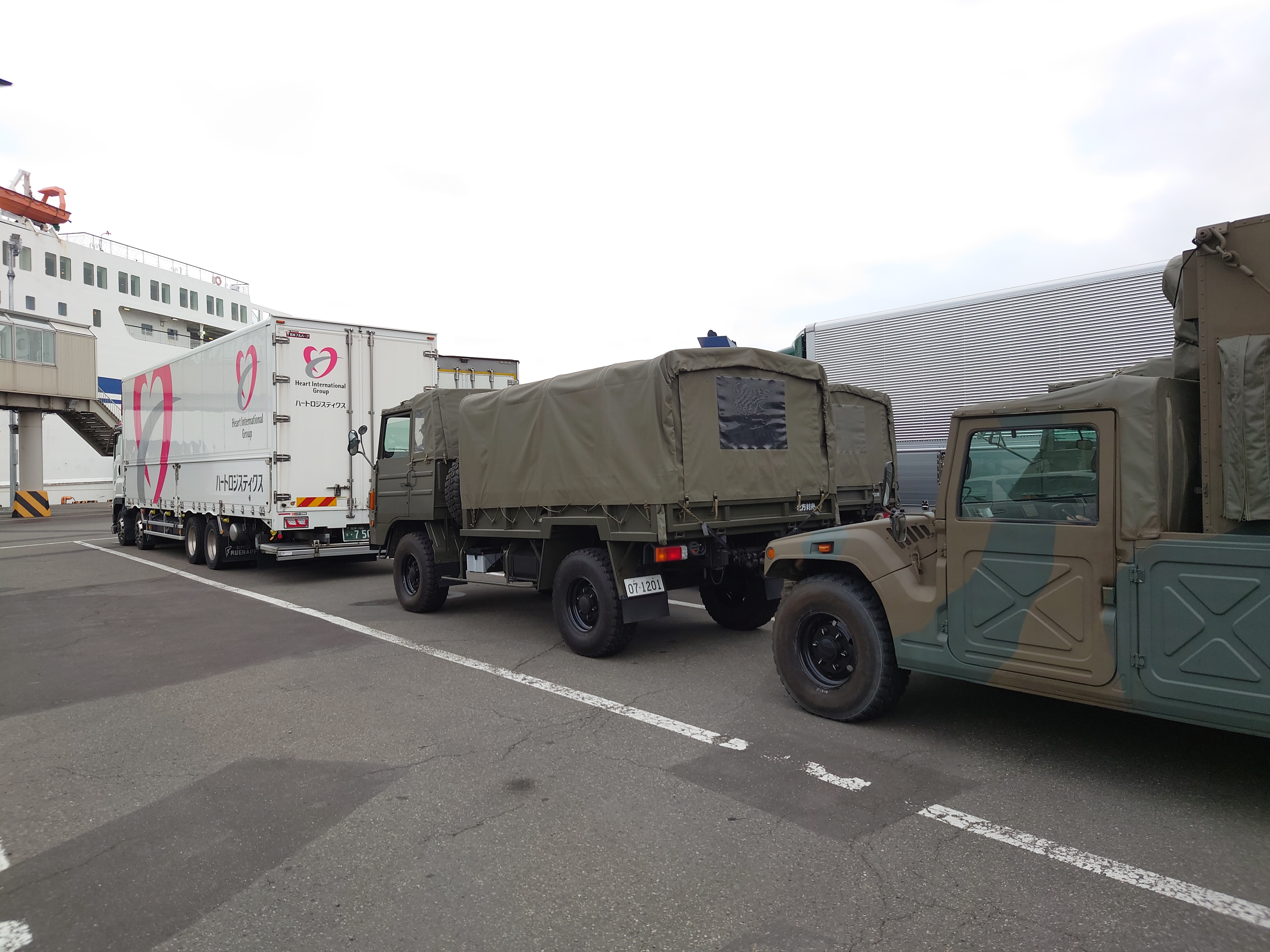 フェリーターミナルの陸軍車両軍４
