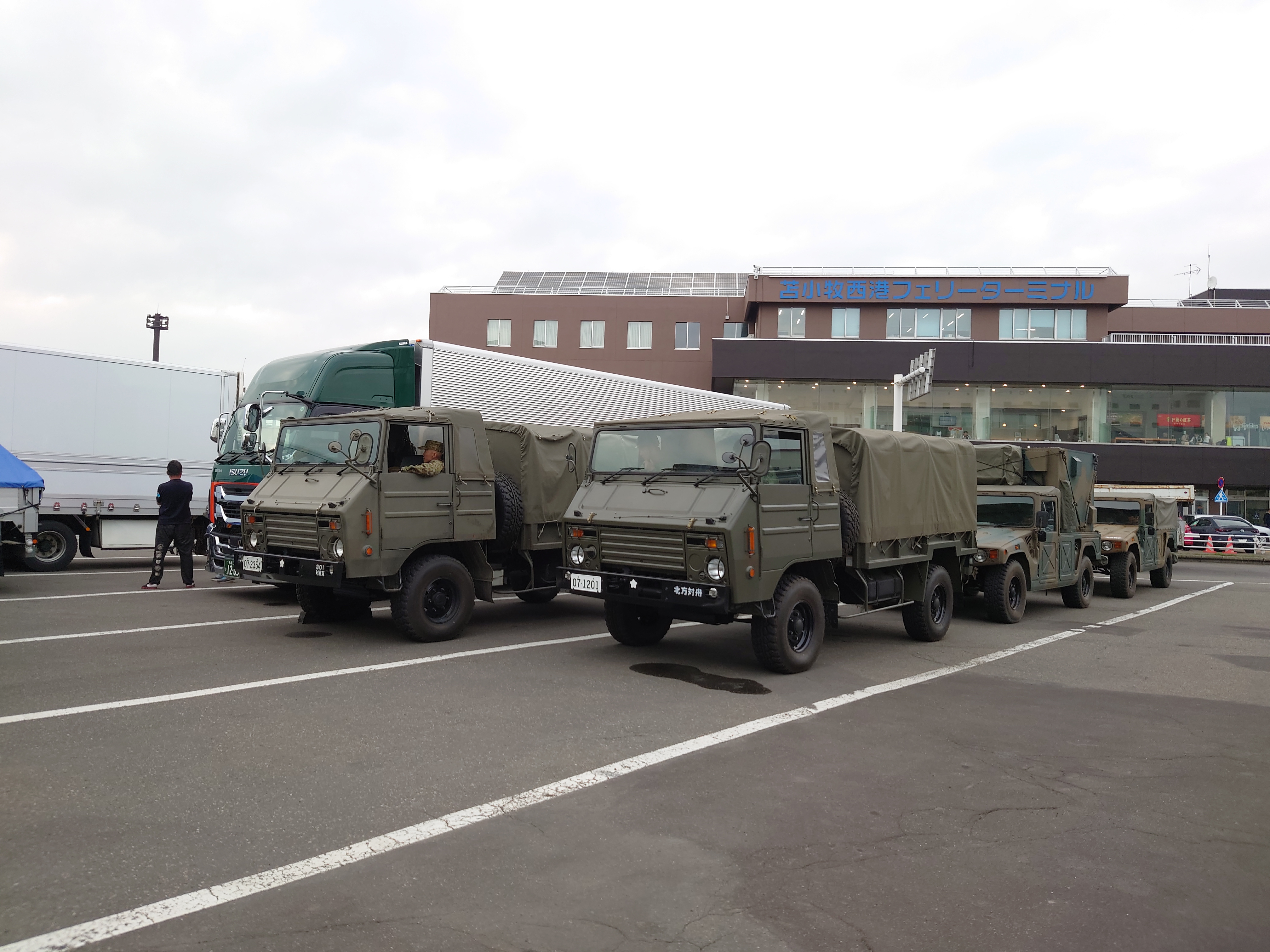 フェリーターミナルの陸軍車両軍６