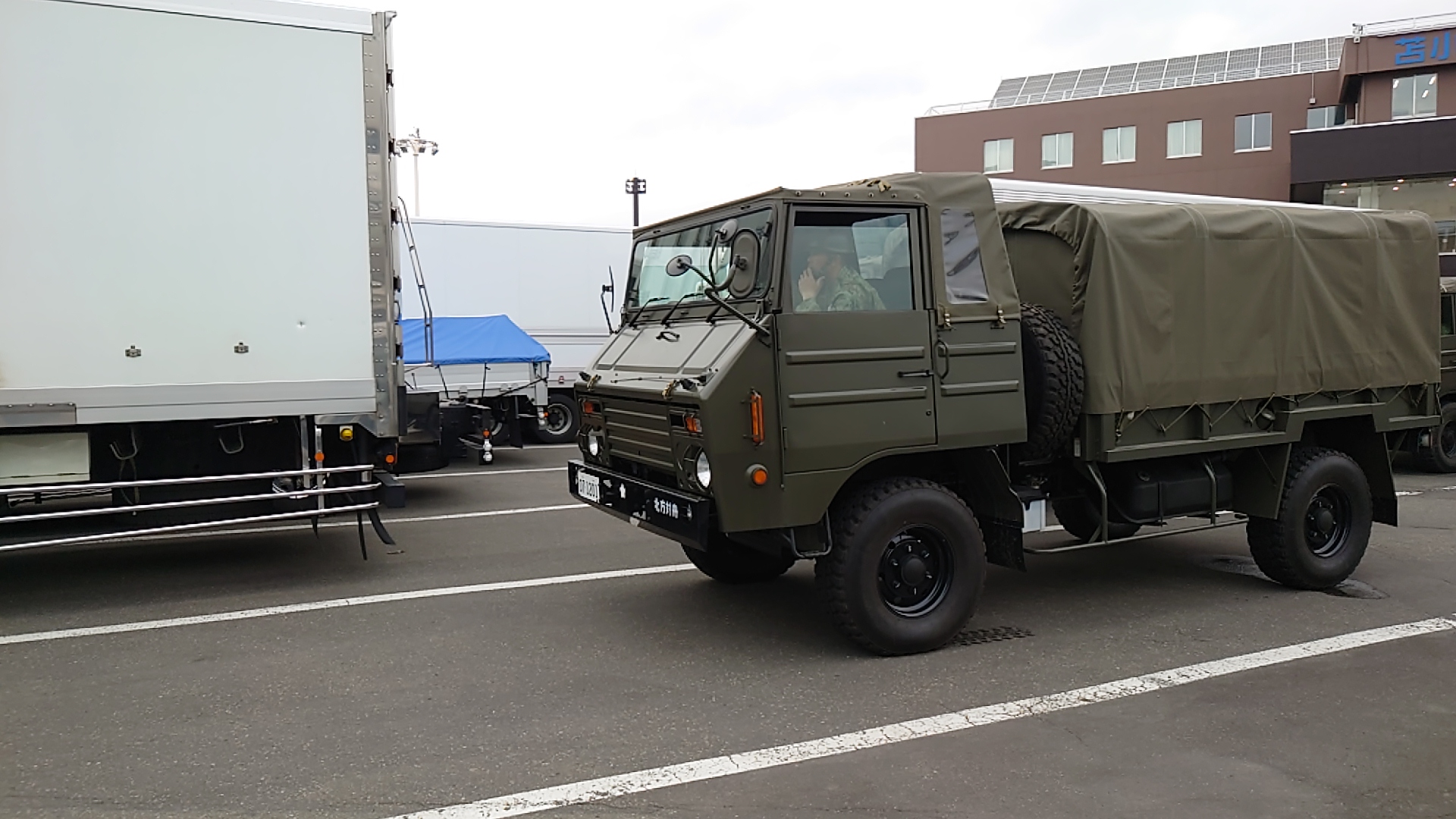 フェリーターミナルの陸軍車両軍８