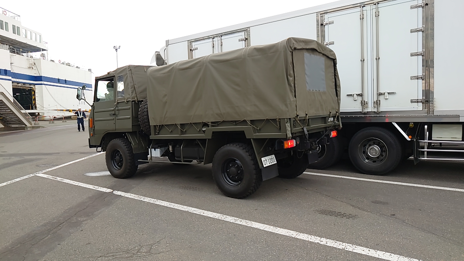 フェリーターミナルの陸軍車両軍９