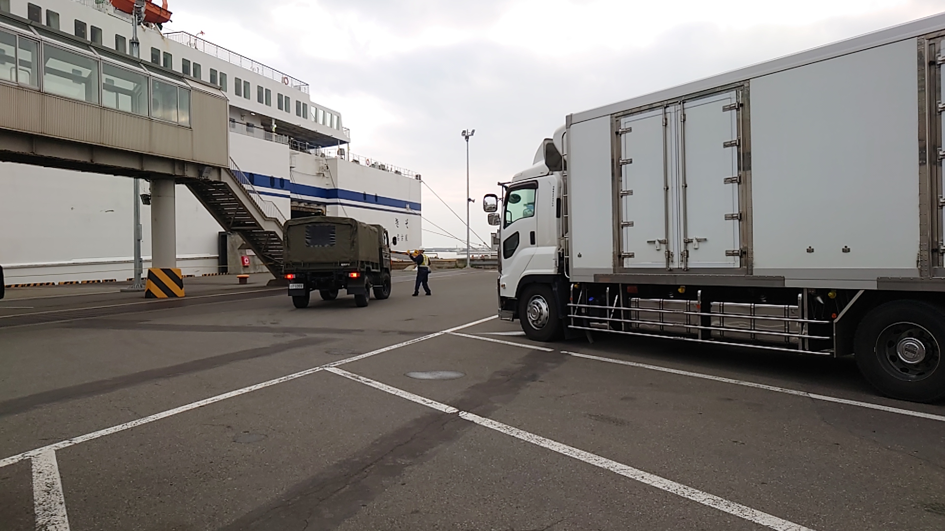 フェリーターミナルの陸軍車両軍は最初に搭乗する フェリーターミナルの陸軍車両軍は最初に搭乗する