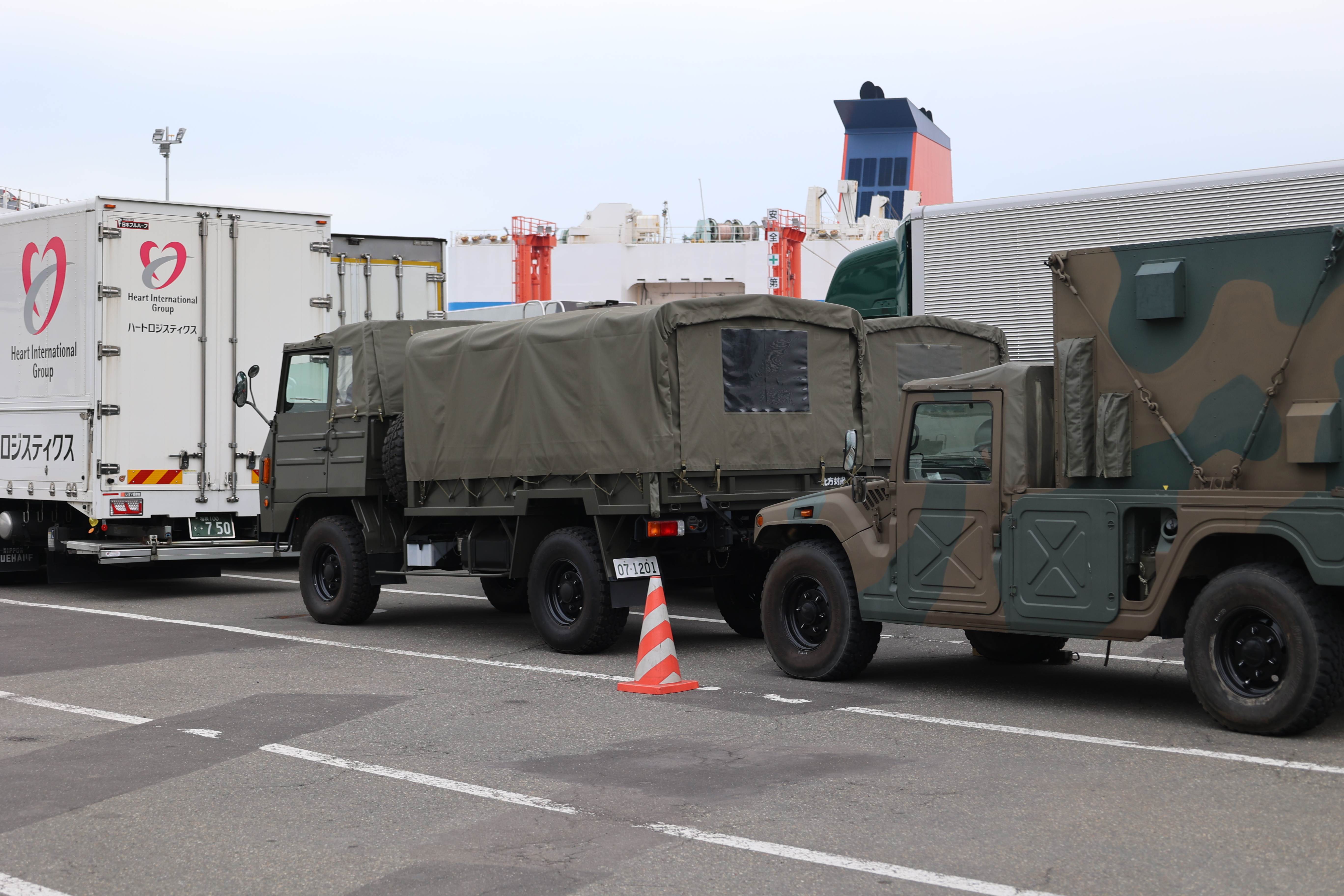 フェリーターミナルの陸軍車両軍１１