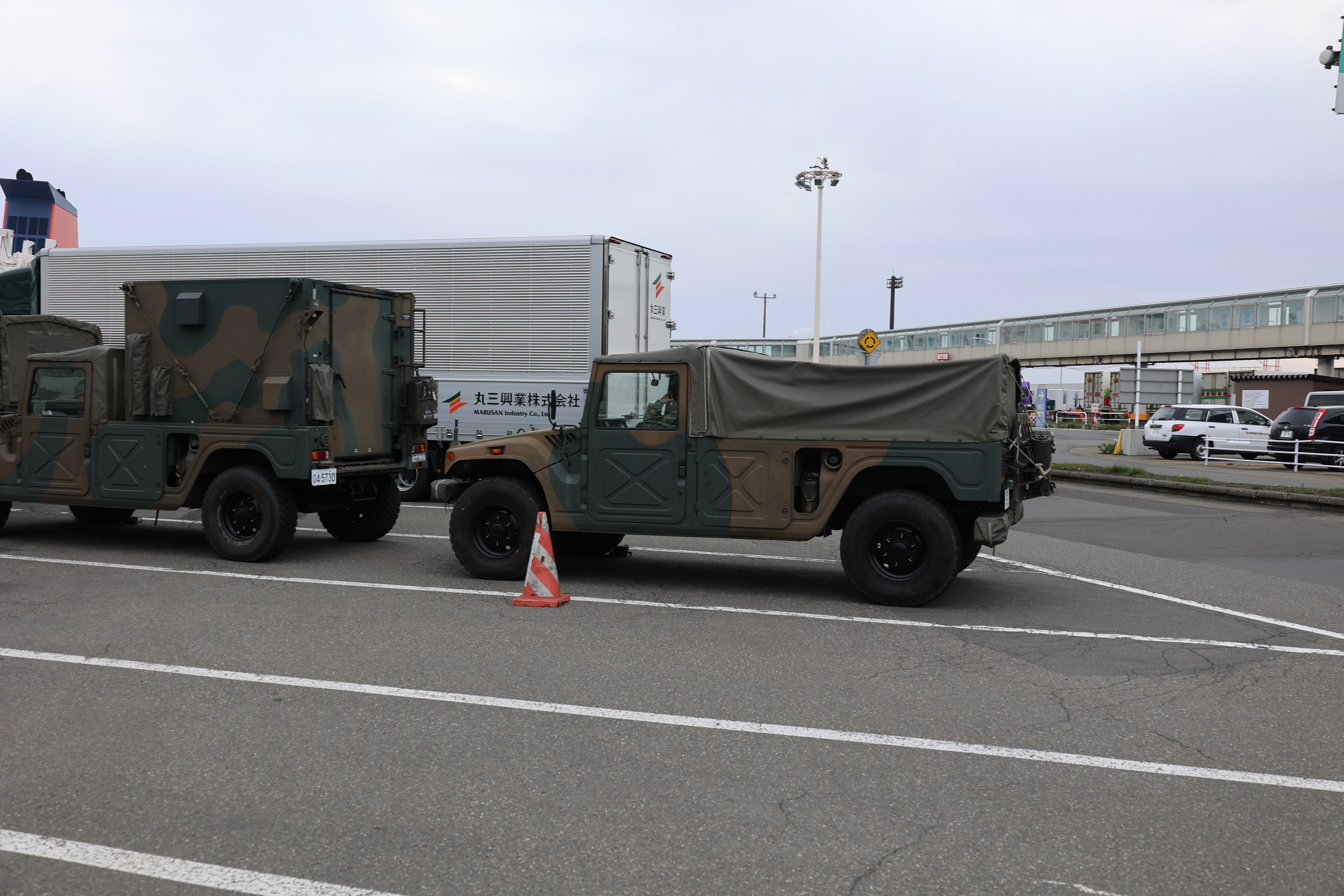 フェリーターミナルの陸軍車両軍１２