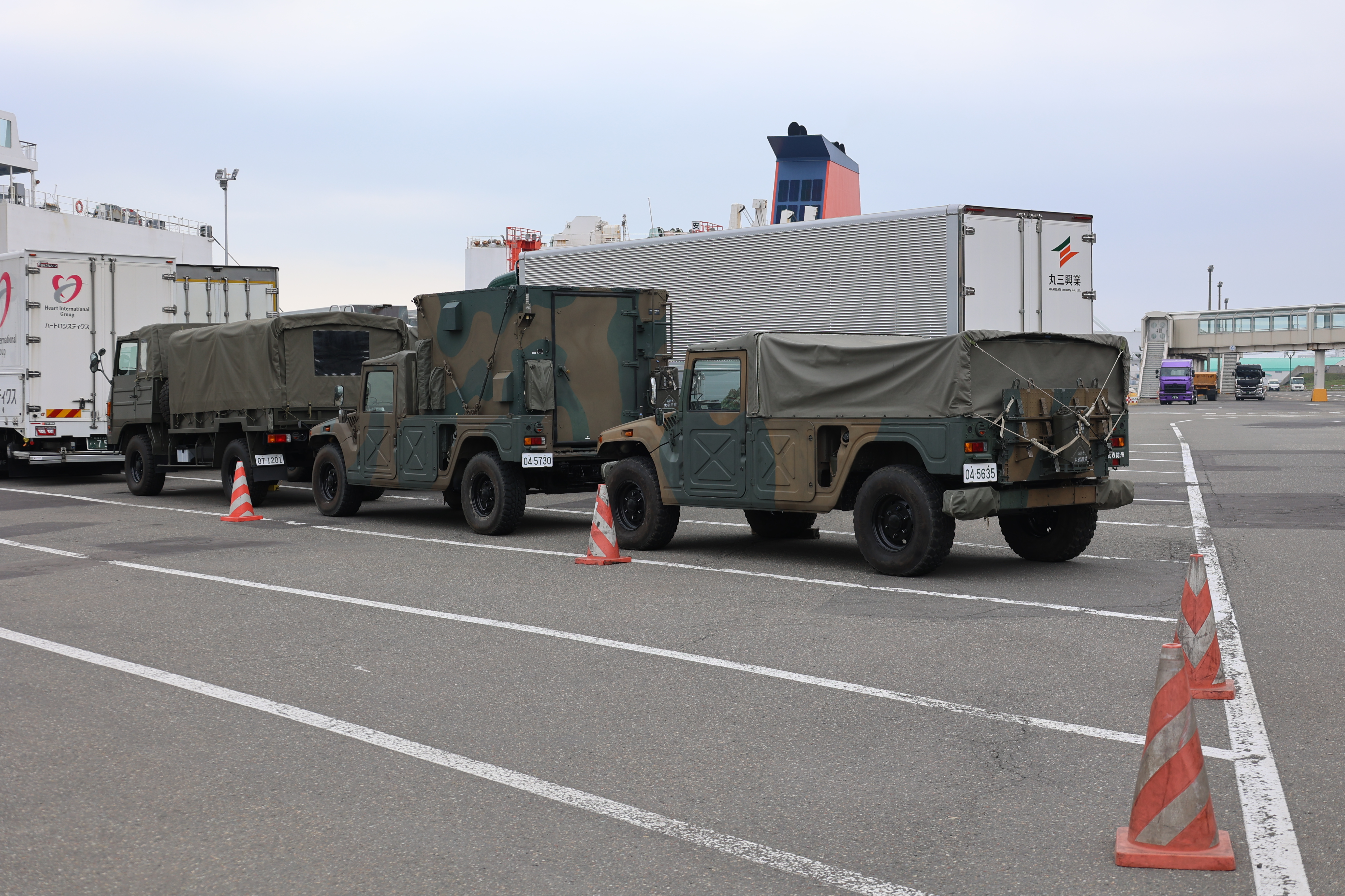 フェリーターミナルの陸軍車両軍１３