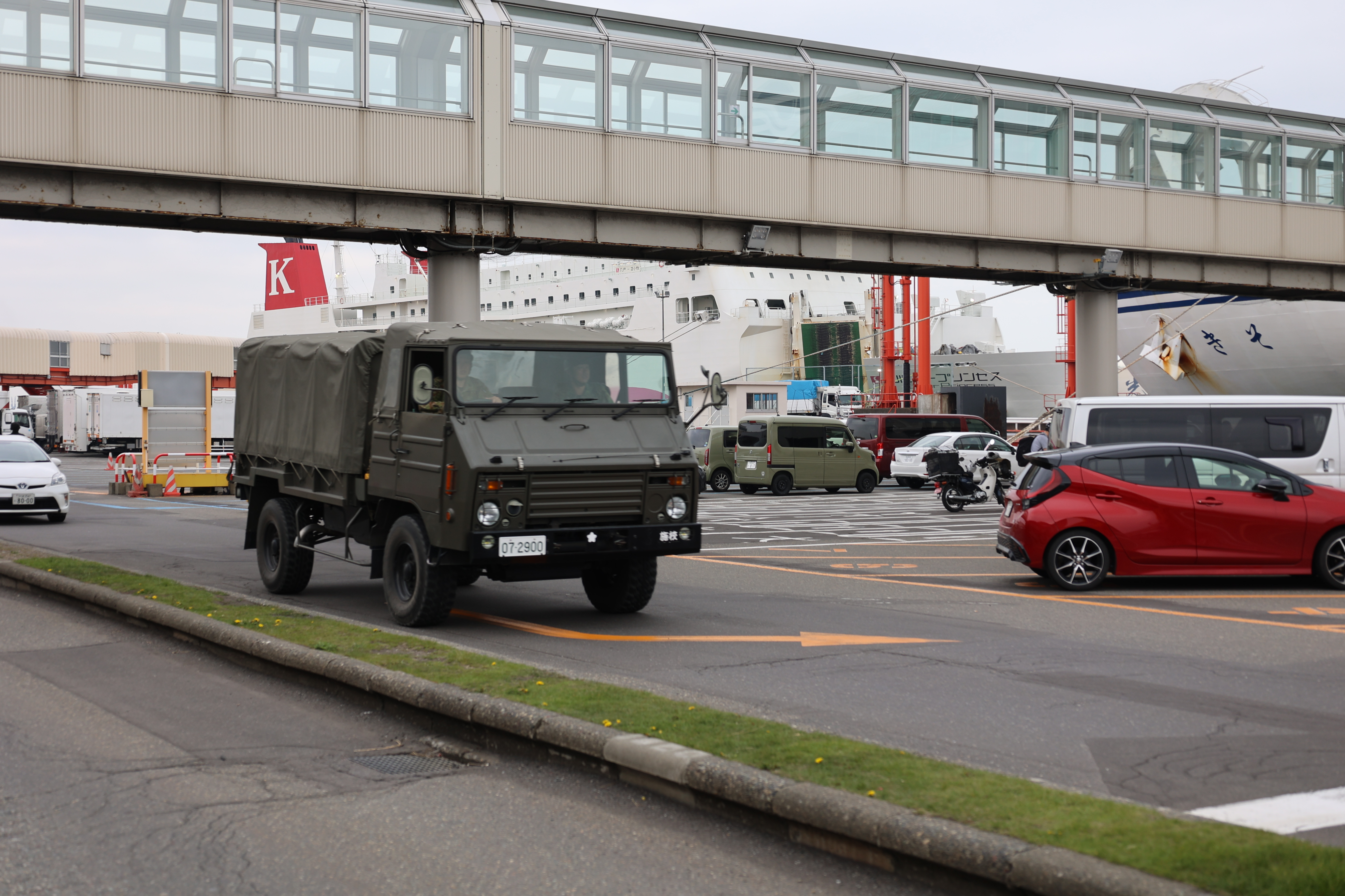 フェリーターミナルの陸軍車両軍１４