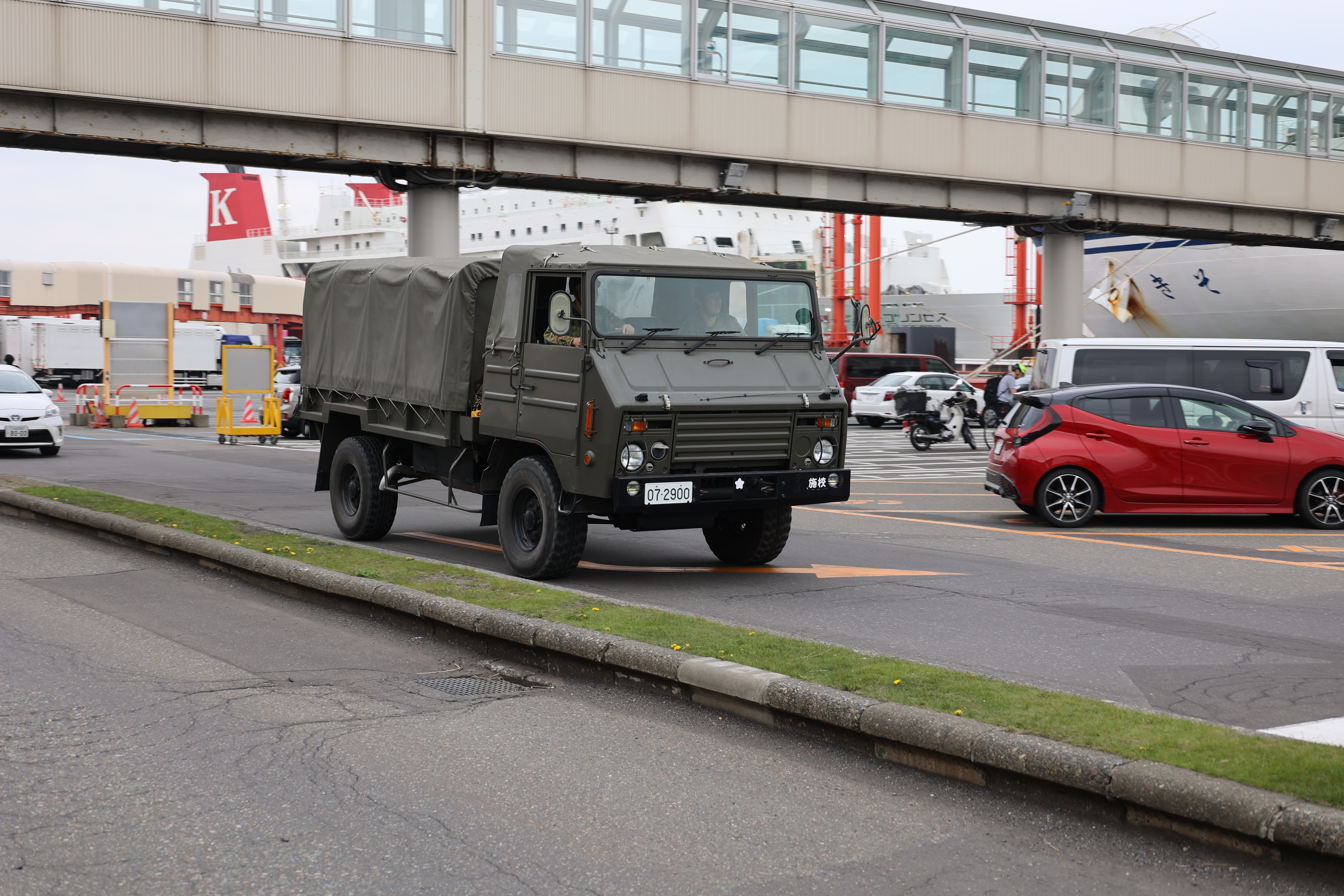 フェリーターミナルの陸軍車両軍１５
