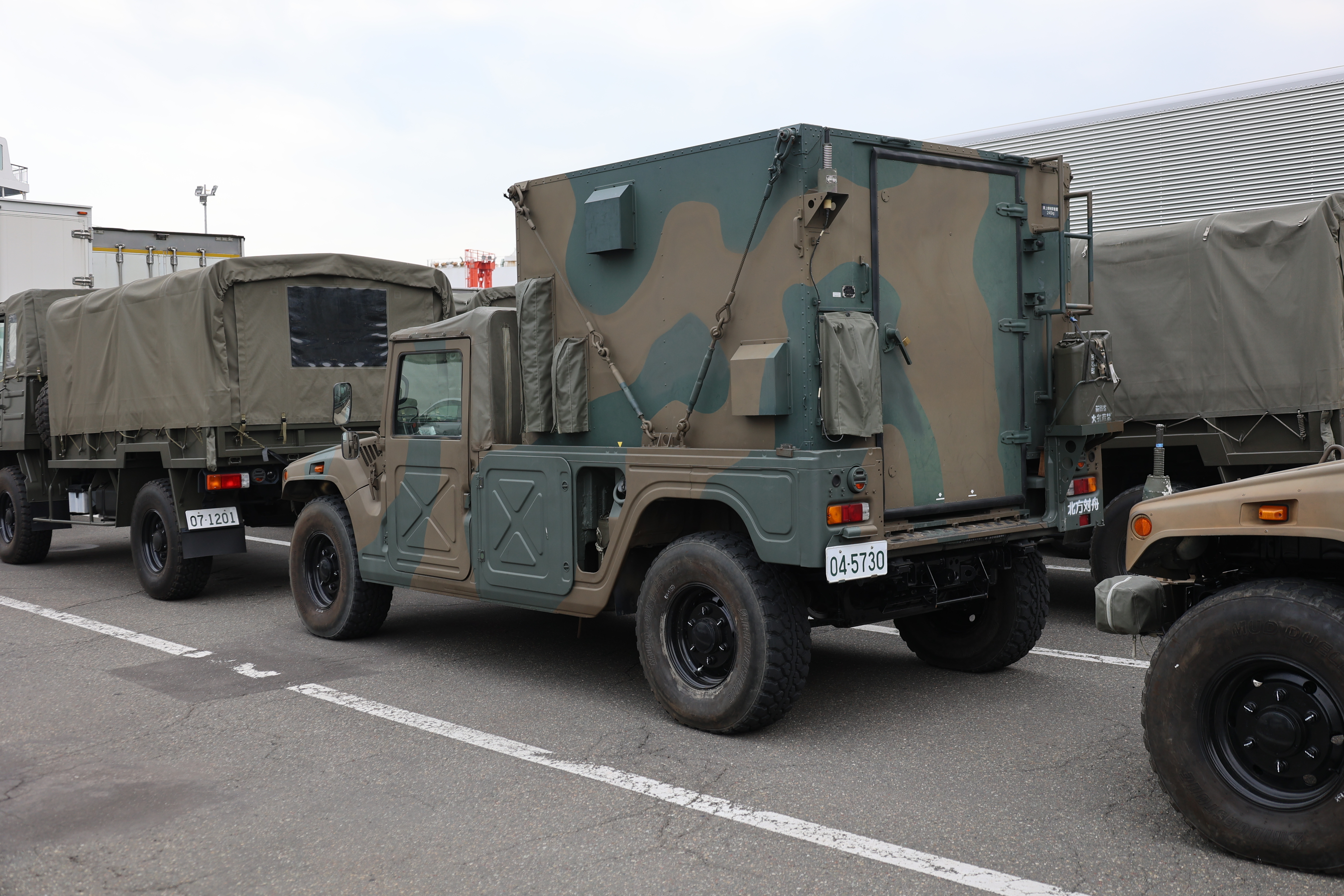 フェリーターミナルの陸軍車両軍１６