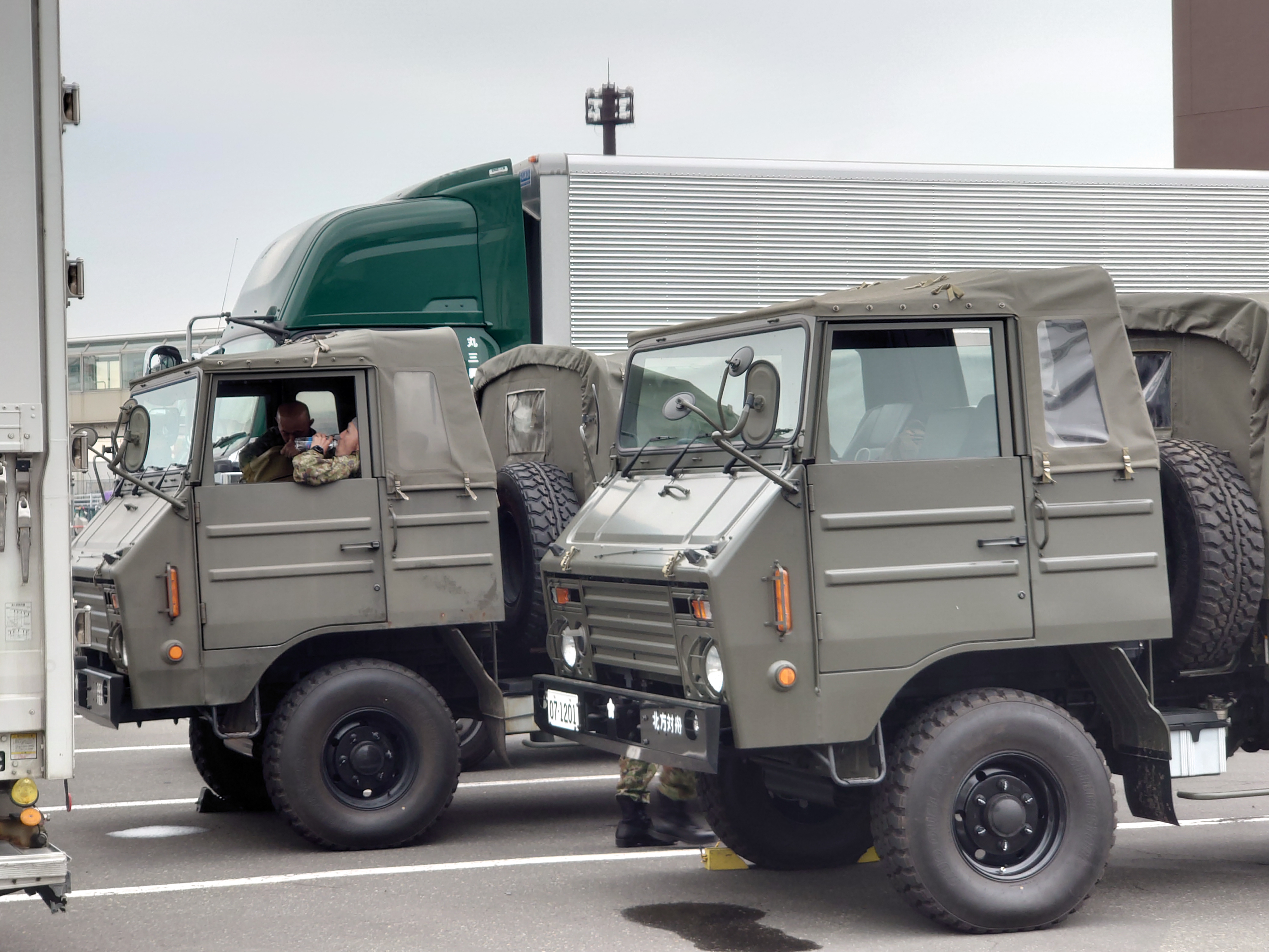 フェリーターミナルの陸軍車両軍２