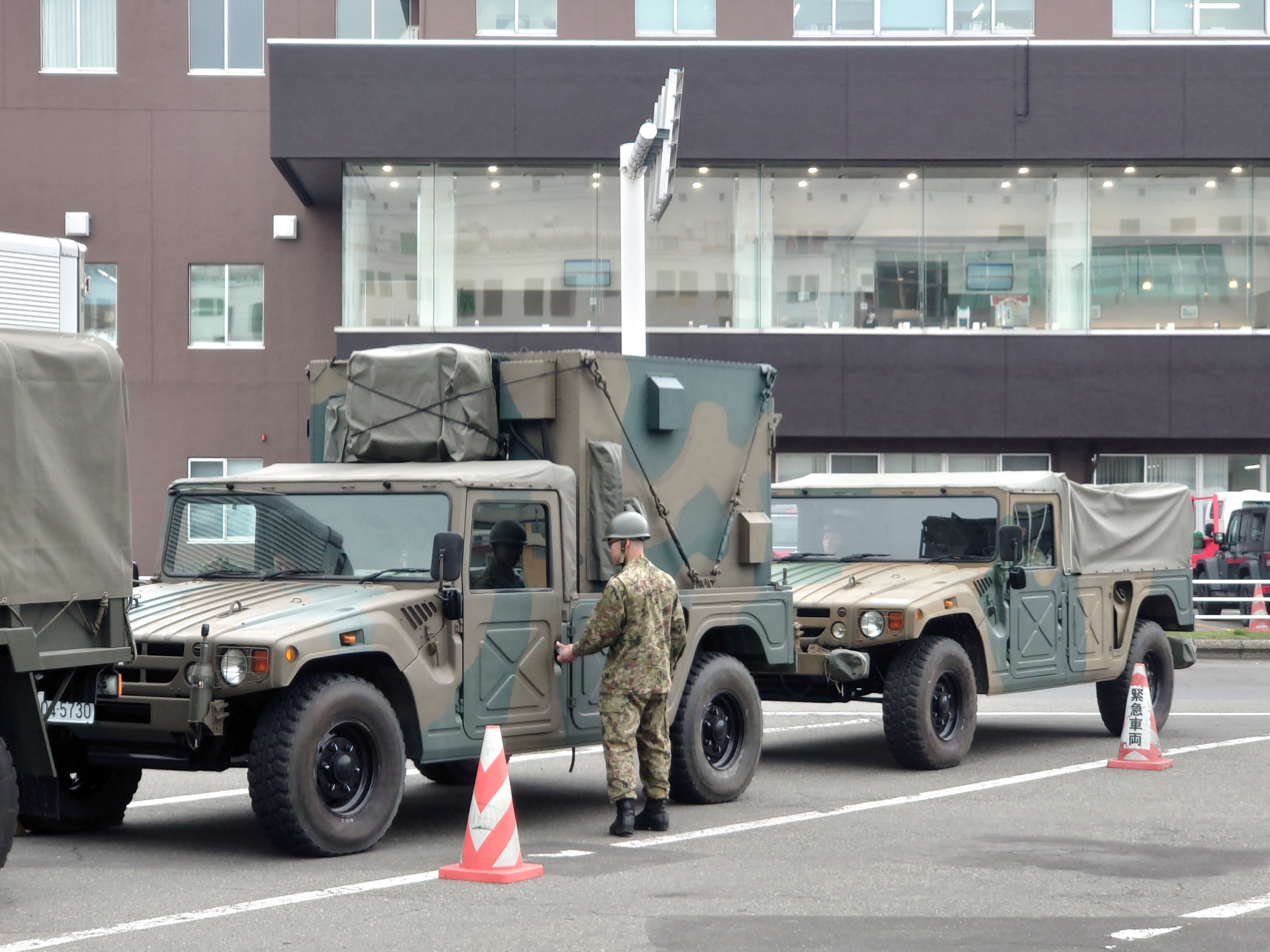 フェリーターミナルの陸軍車両軍３