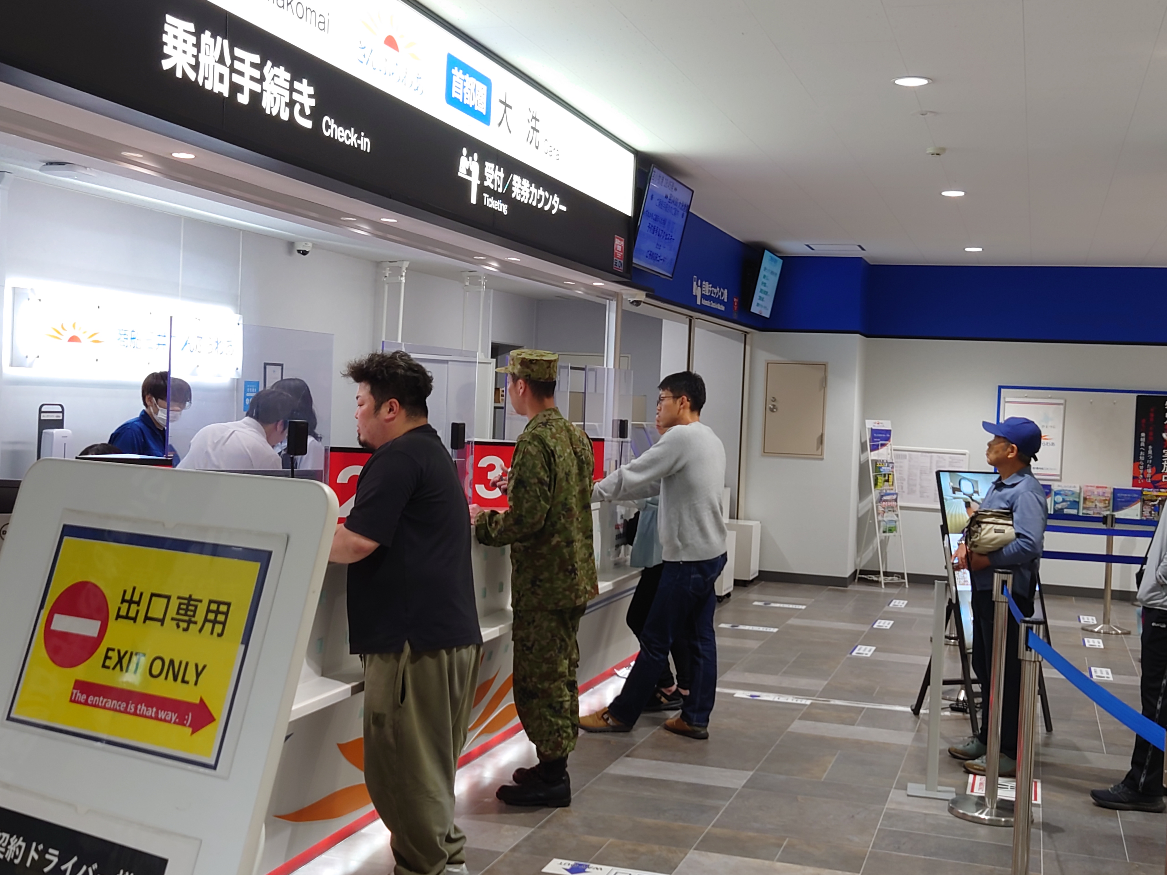 陸上自衛隊の人も受付窓口で搭乗手続きしている 陸上自衛隊の人も受付窓口で搭乗手続きしている