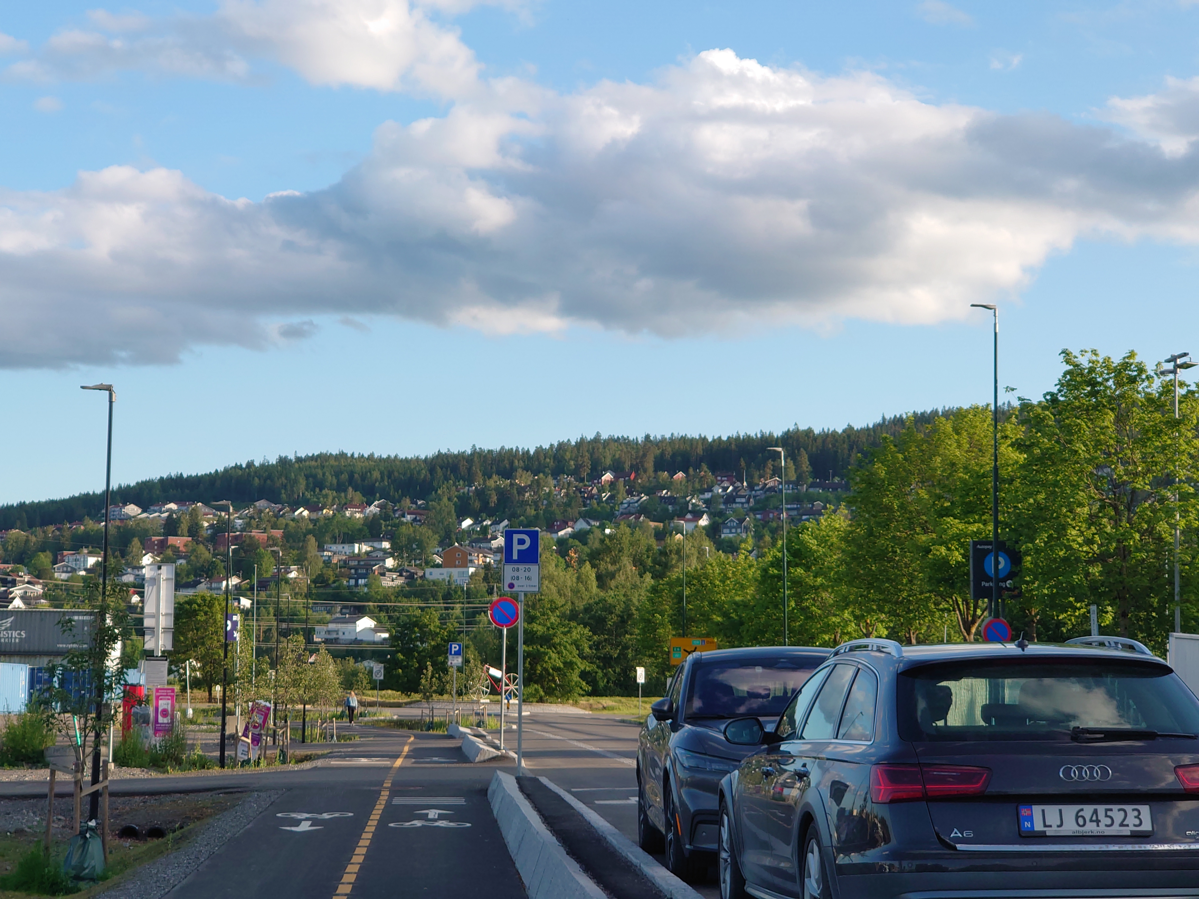 路駐帯と丘の家
