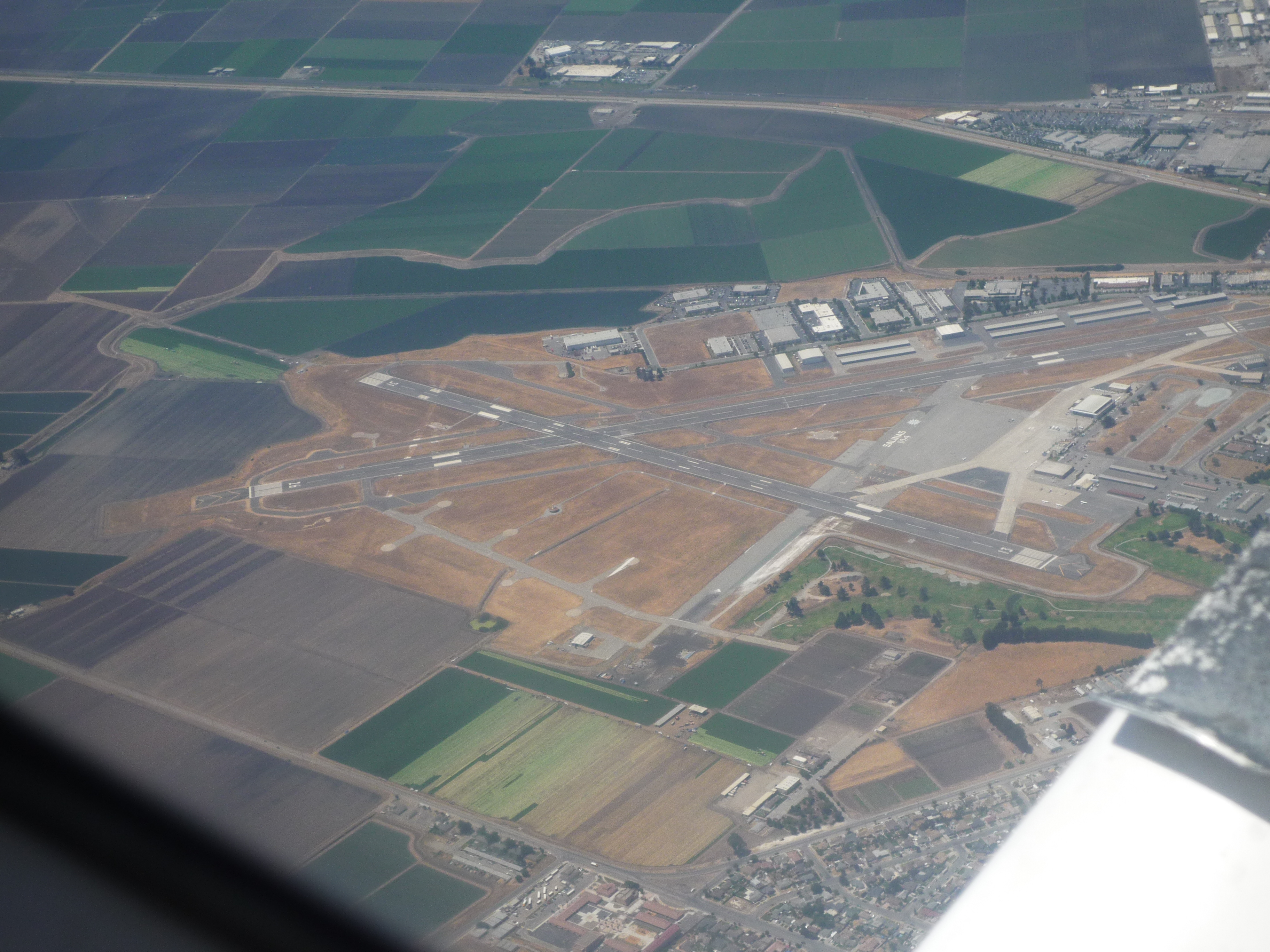 Salinas Municipal Airportの例では、滑走路幅46メートル（150ft）