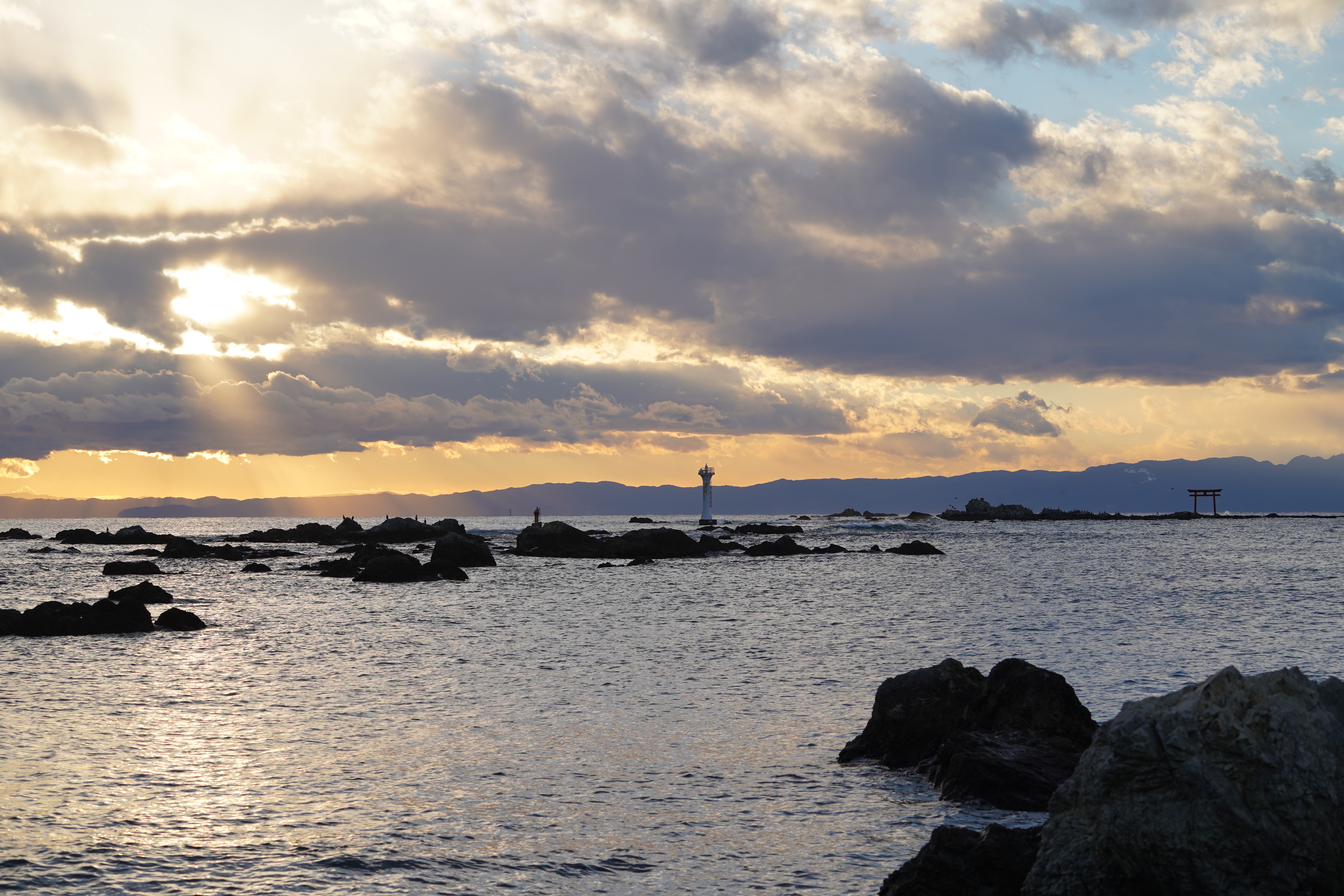 灯台と鳥居 灯台と鳥居