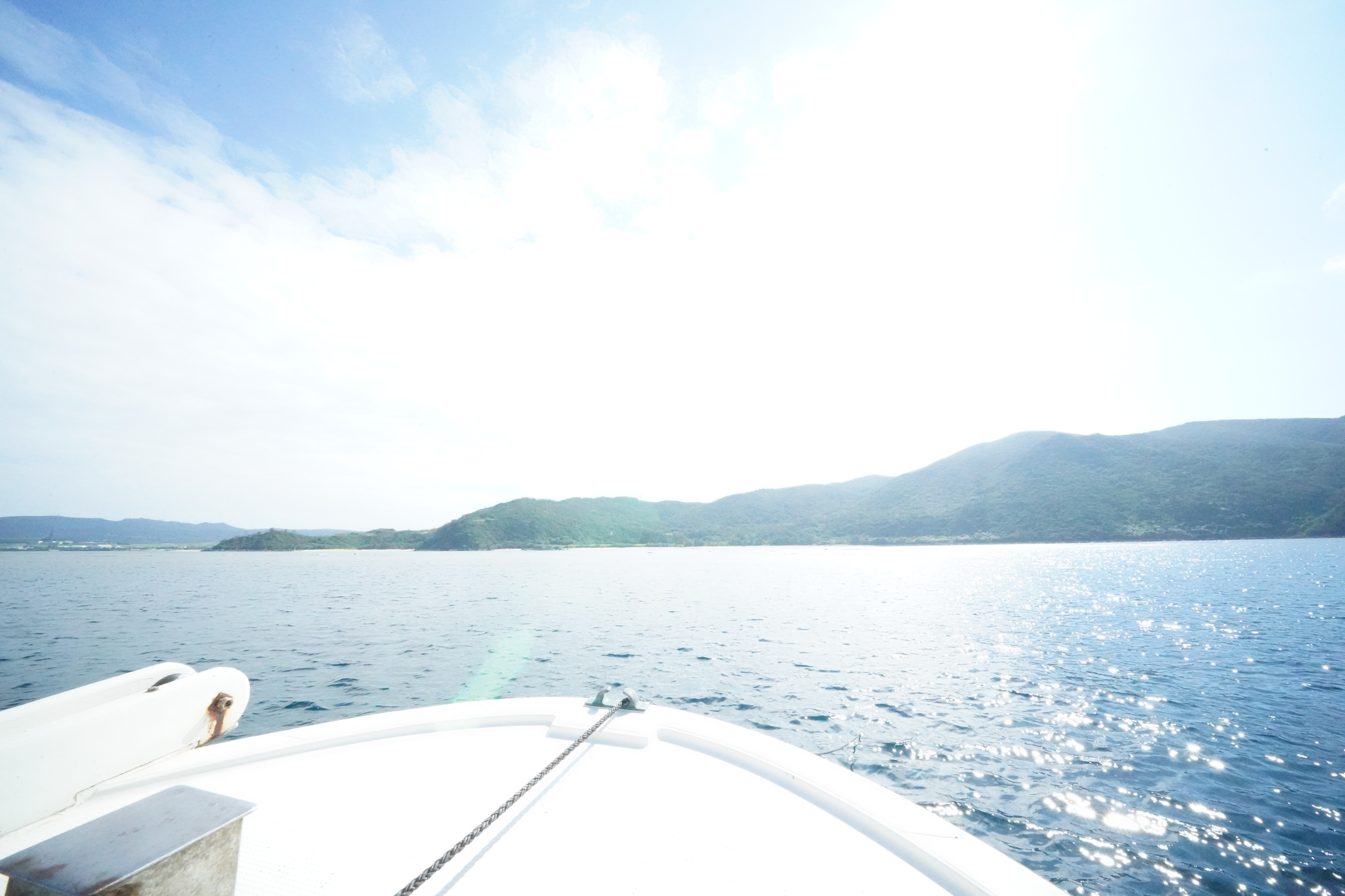 船首から海を望む