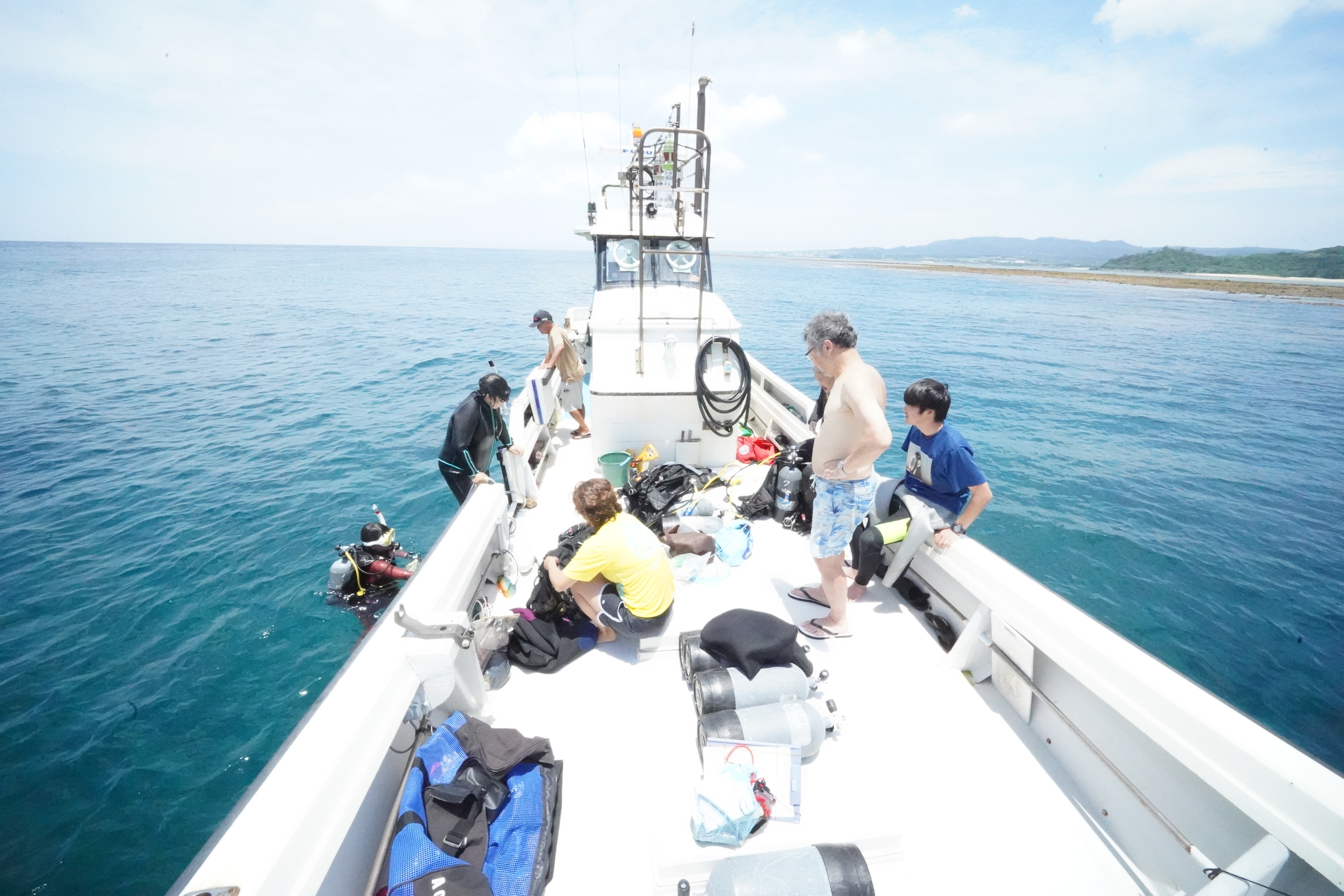 船首から漁船側を望む