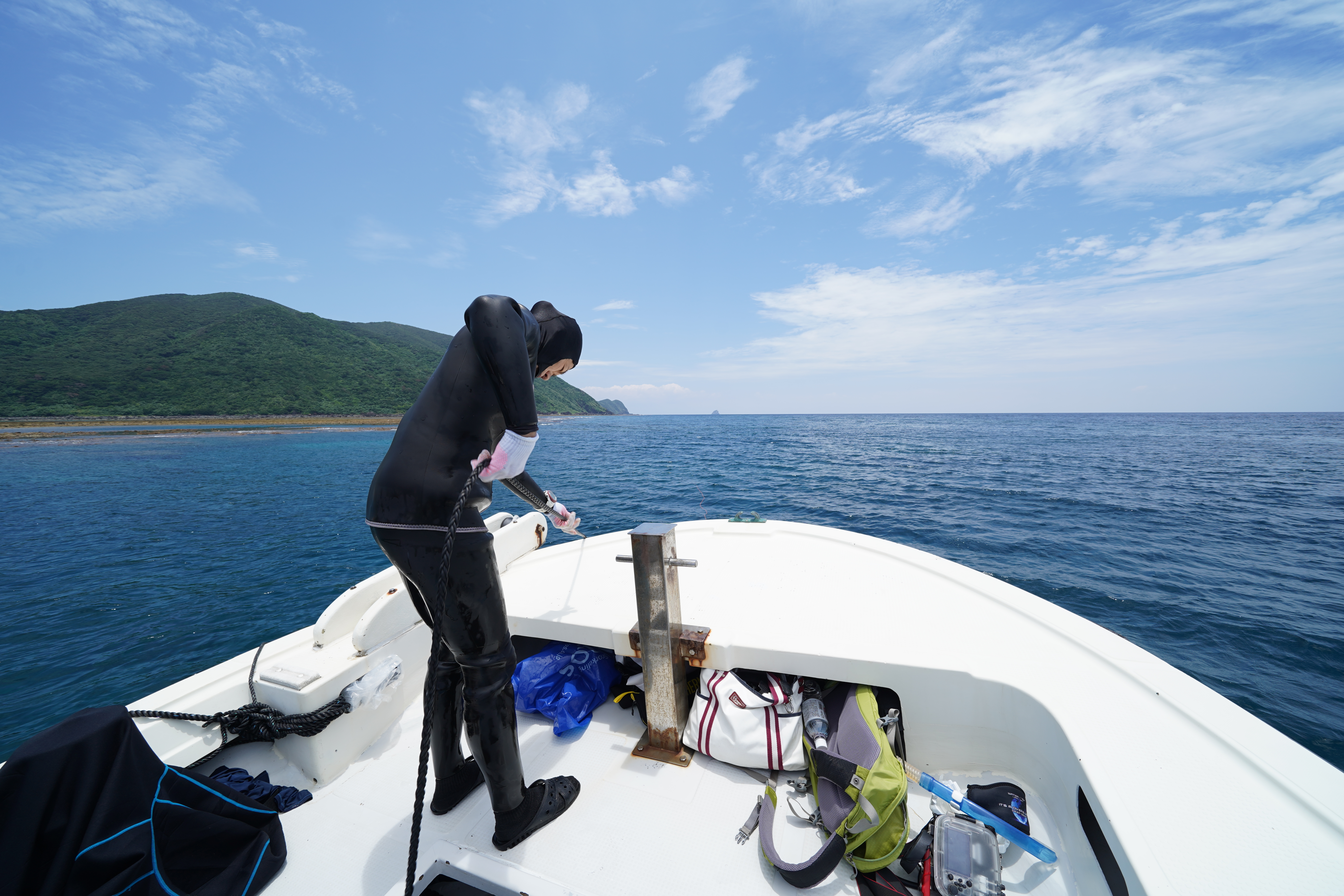 漁師さんが錨を引き上げる