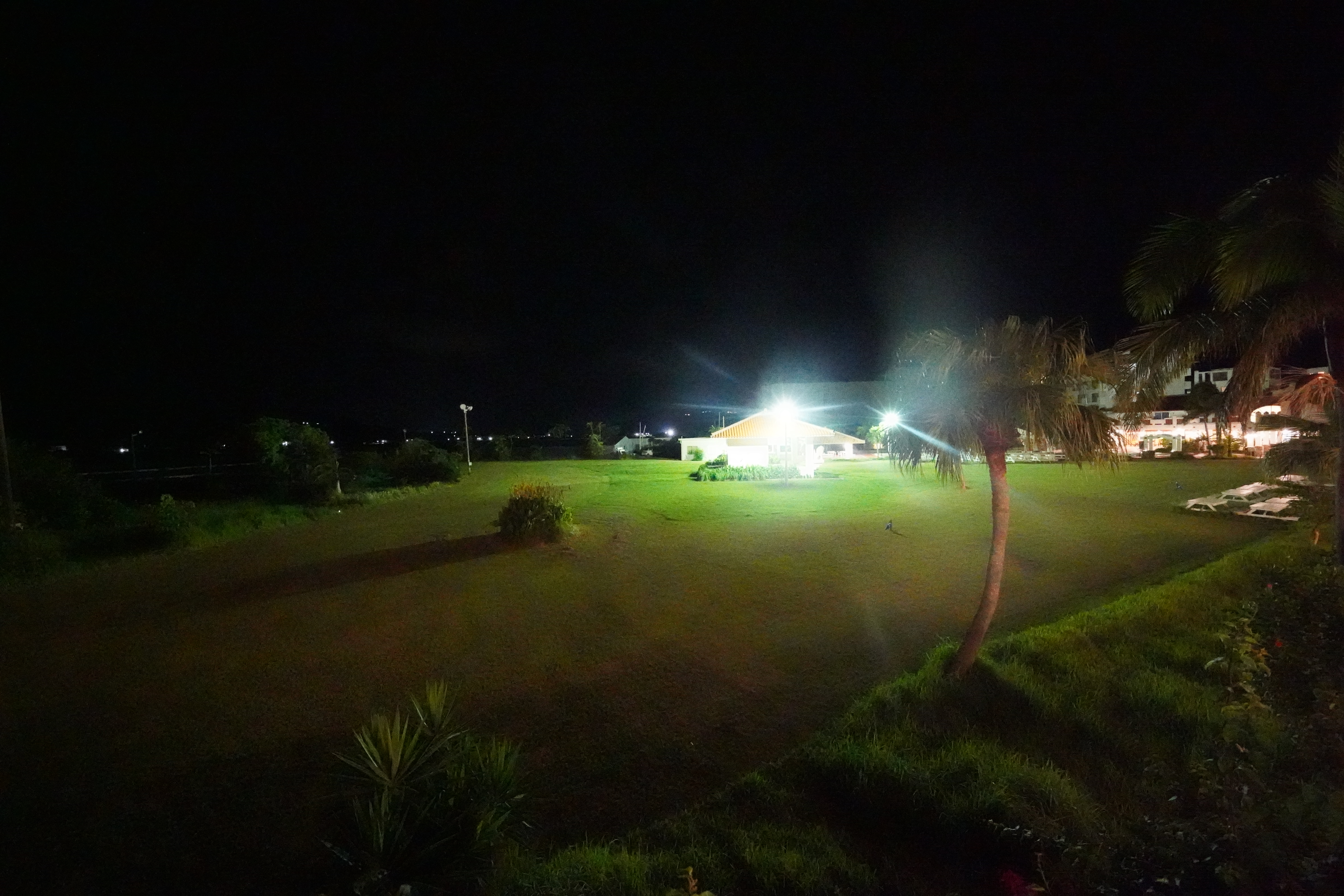 久米島アイランドホテル内庭の夜景