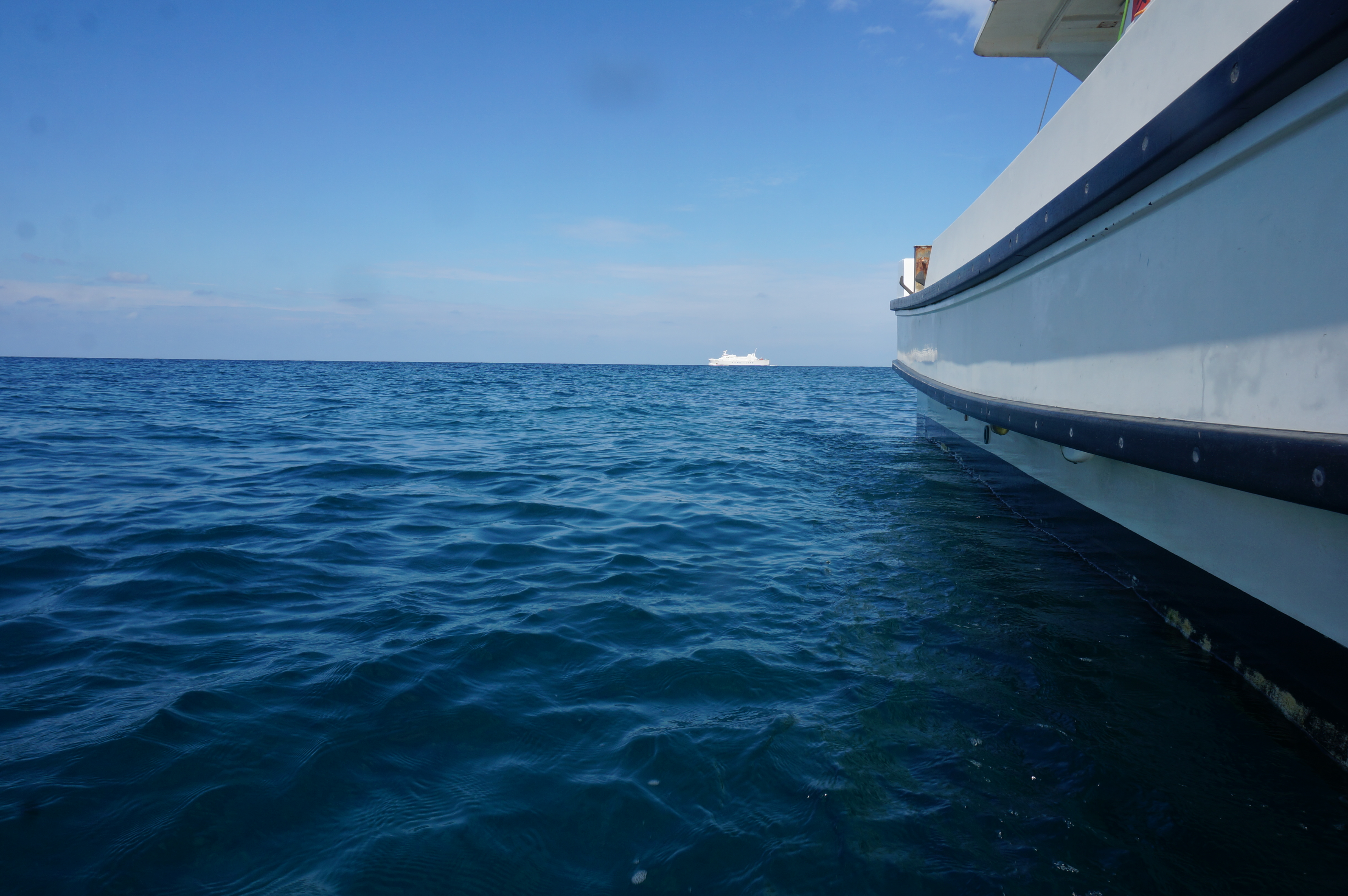 漁船の海水面上風景
