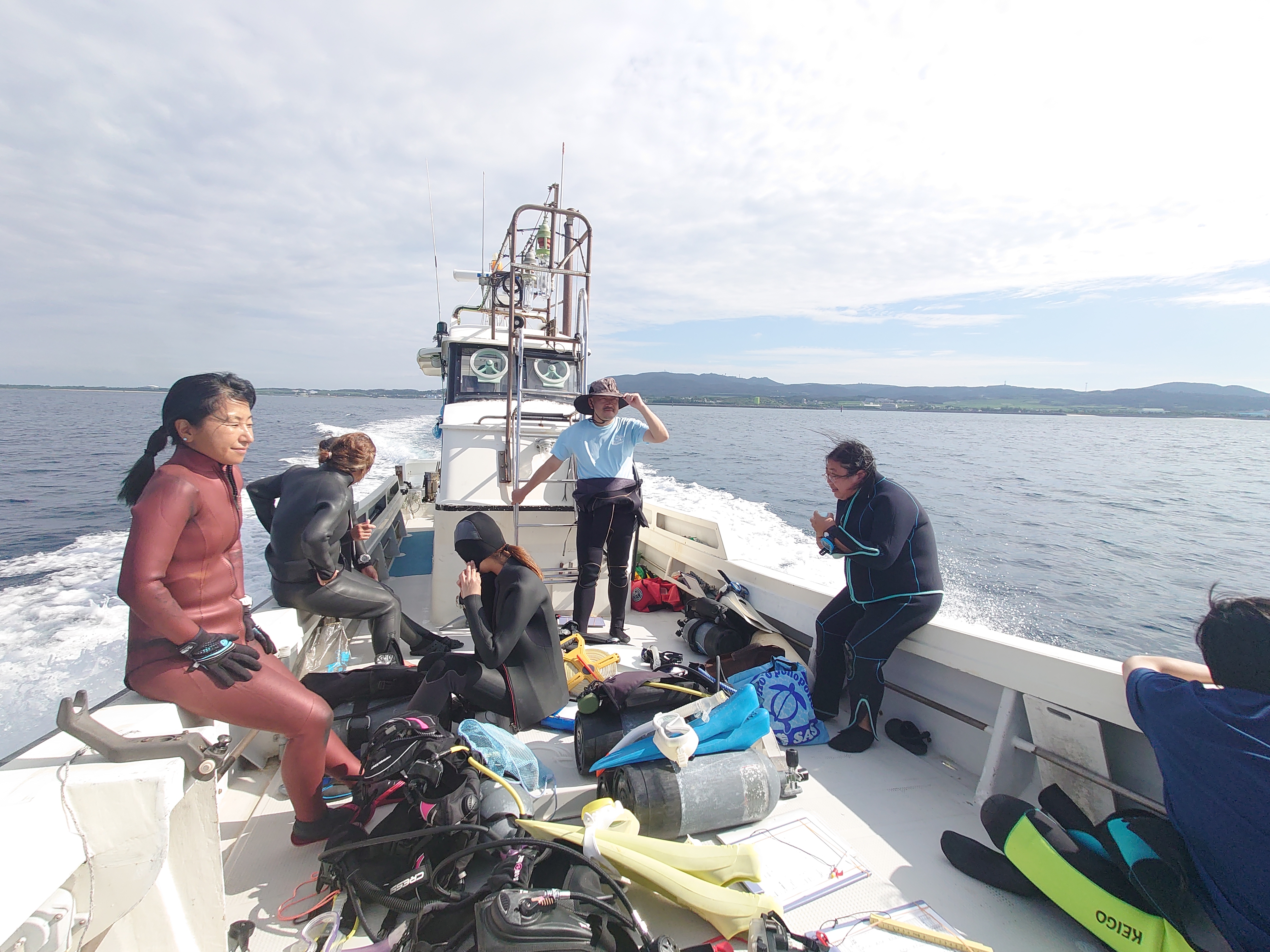 久米島陸側は曇っている