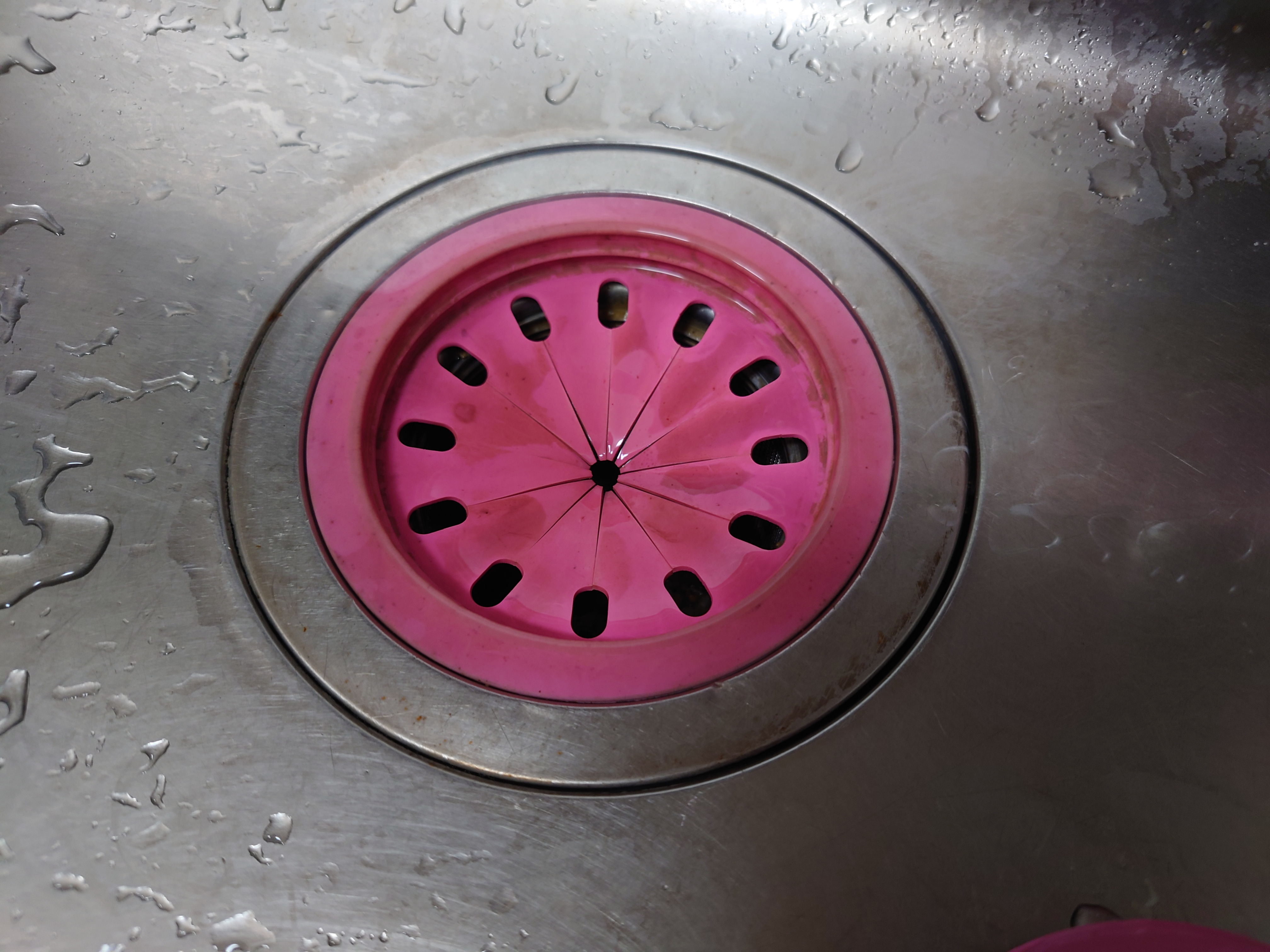 排水溝に設置した状態