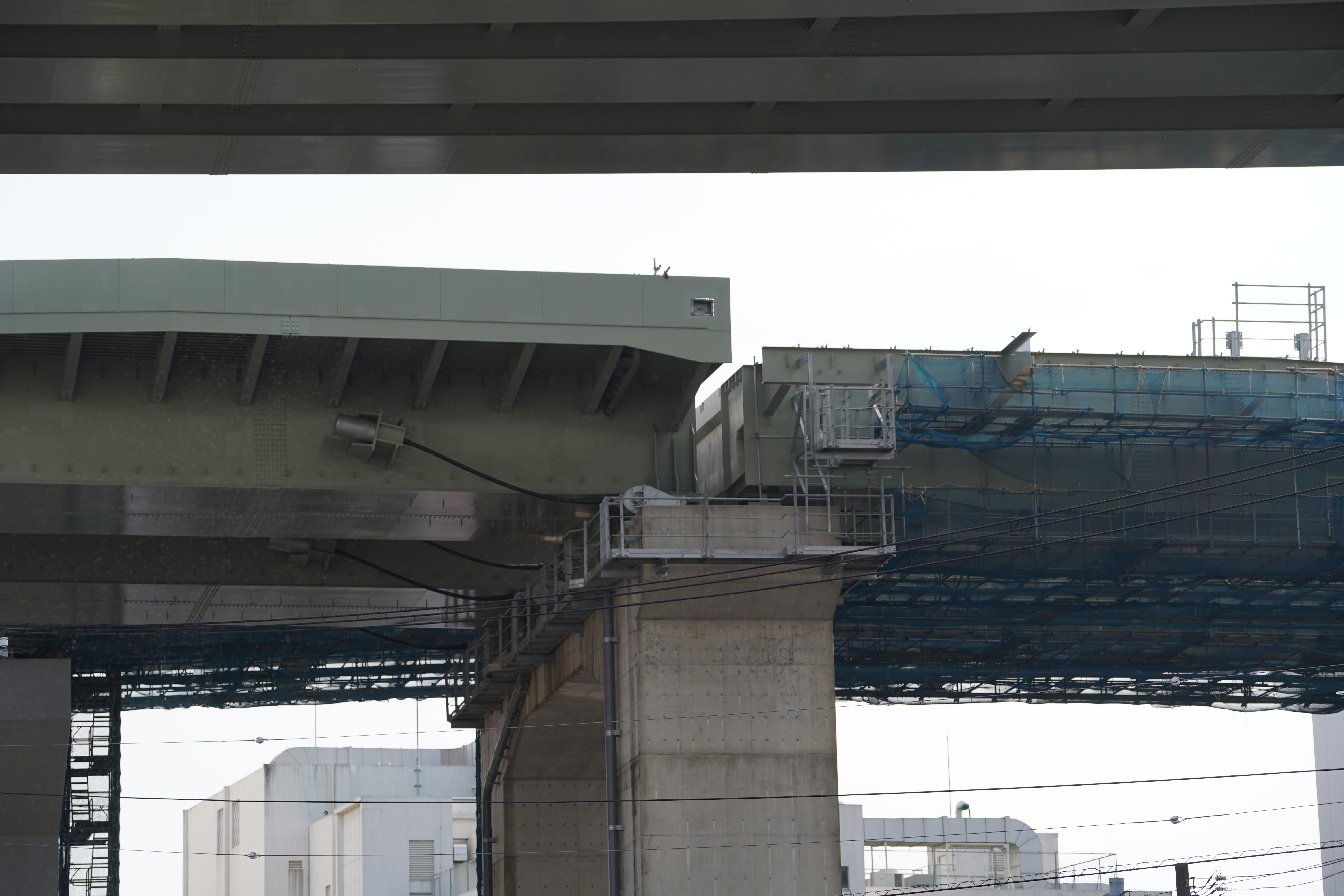 段違いの橋桁同士 段違いの橋桁同士