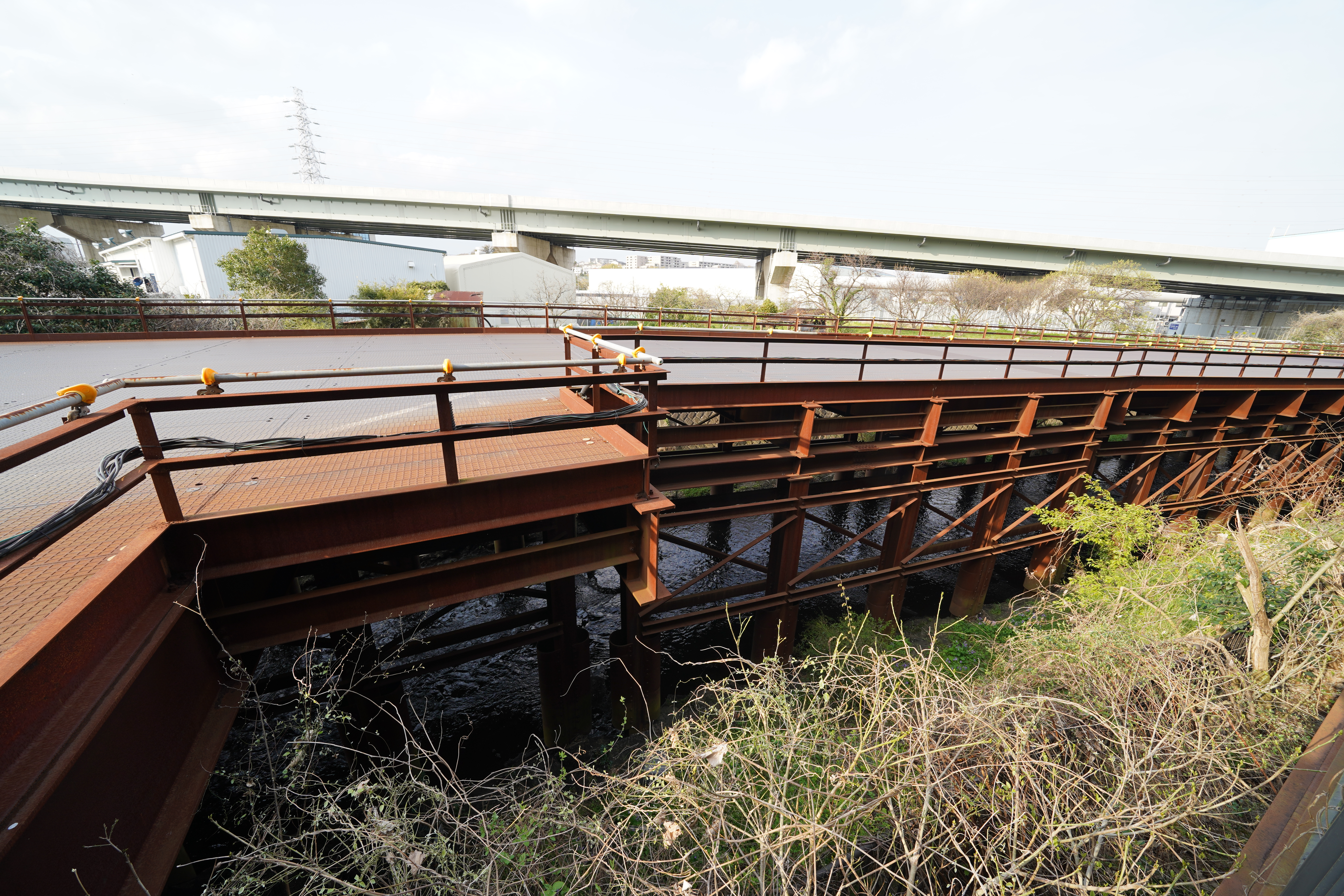 川の上の仮設足場 川の上の仮設足場