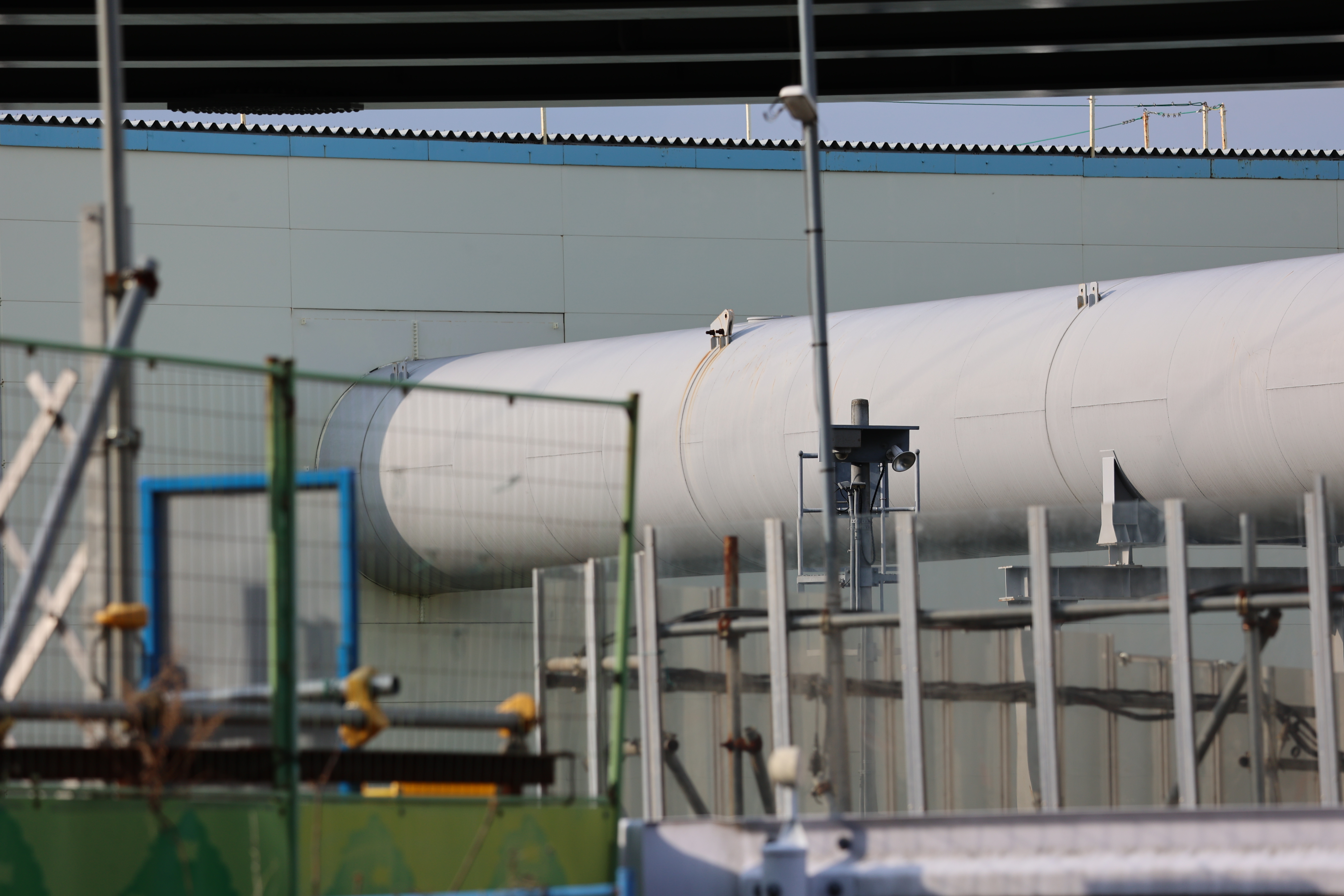 土砂運搬と思われる巨大なパイプ 土砂運搬と思われる巨大なパイプ