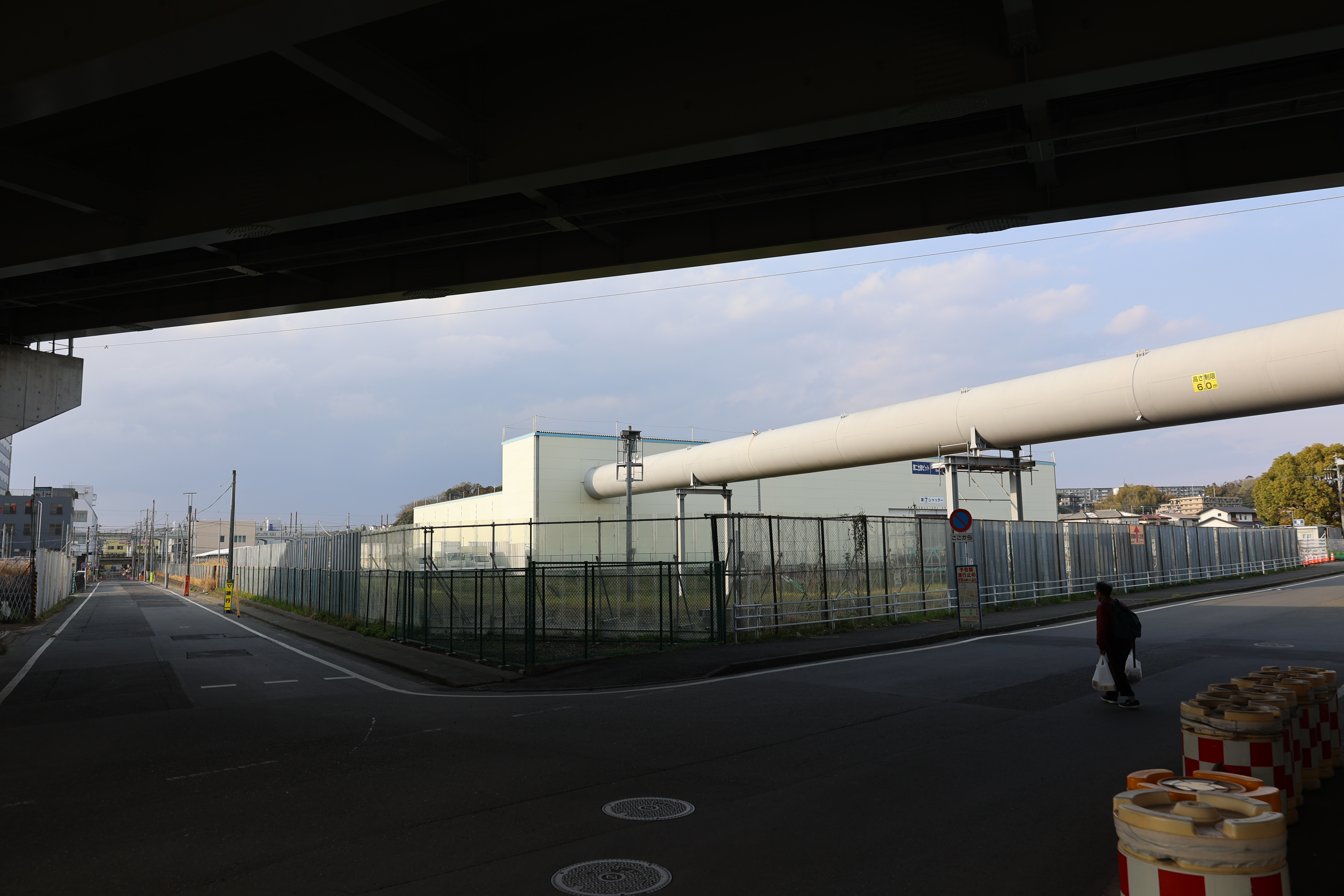 橋梁部分高架下から見たパイプ 橋梁部分高架下から見たパイプ