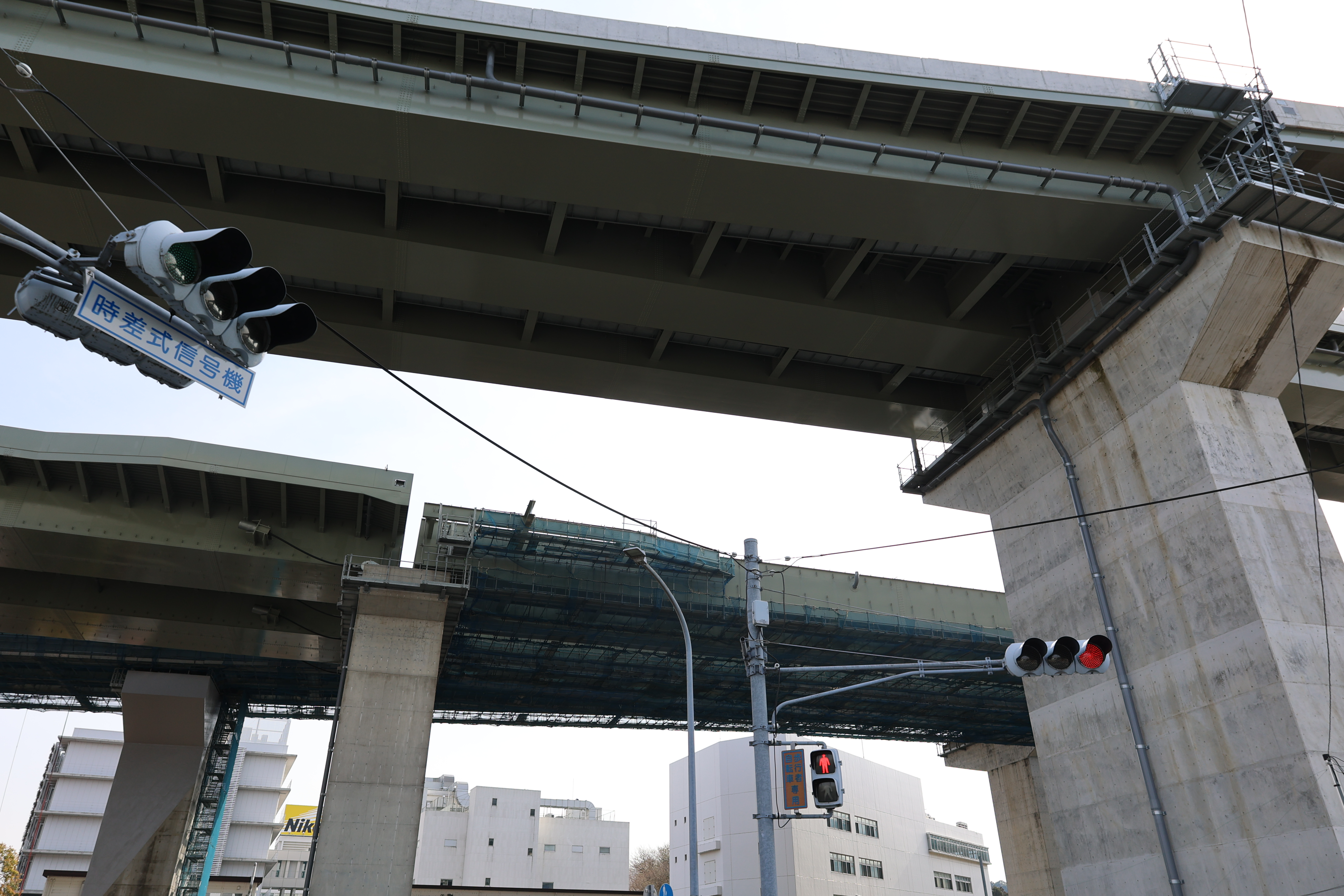 完成している桁とくっついていない桁 完成している桁とくっついていない桁