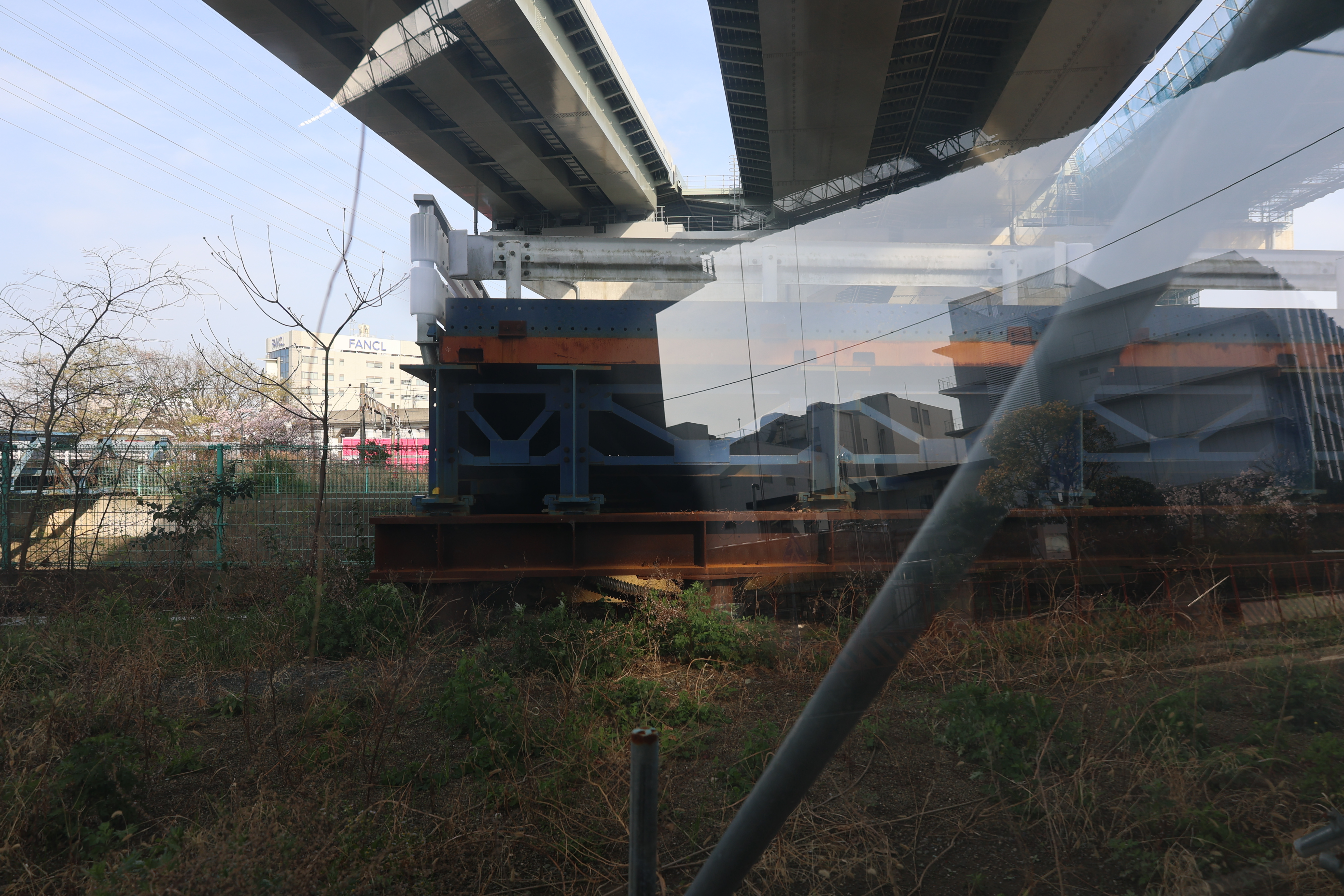 透けガラスから見た工事中の本線とランプ部分 透けガラスから見た工事中の本線とランプ部分