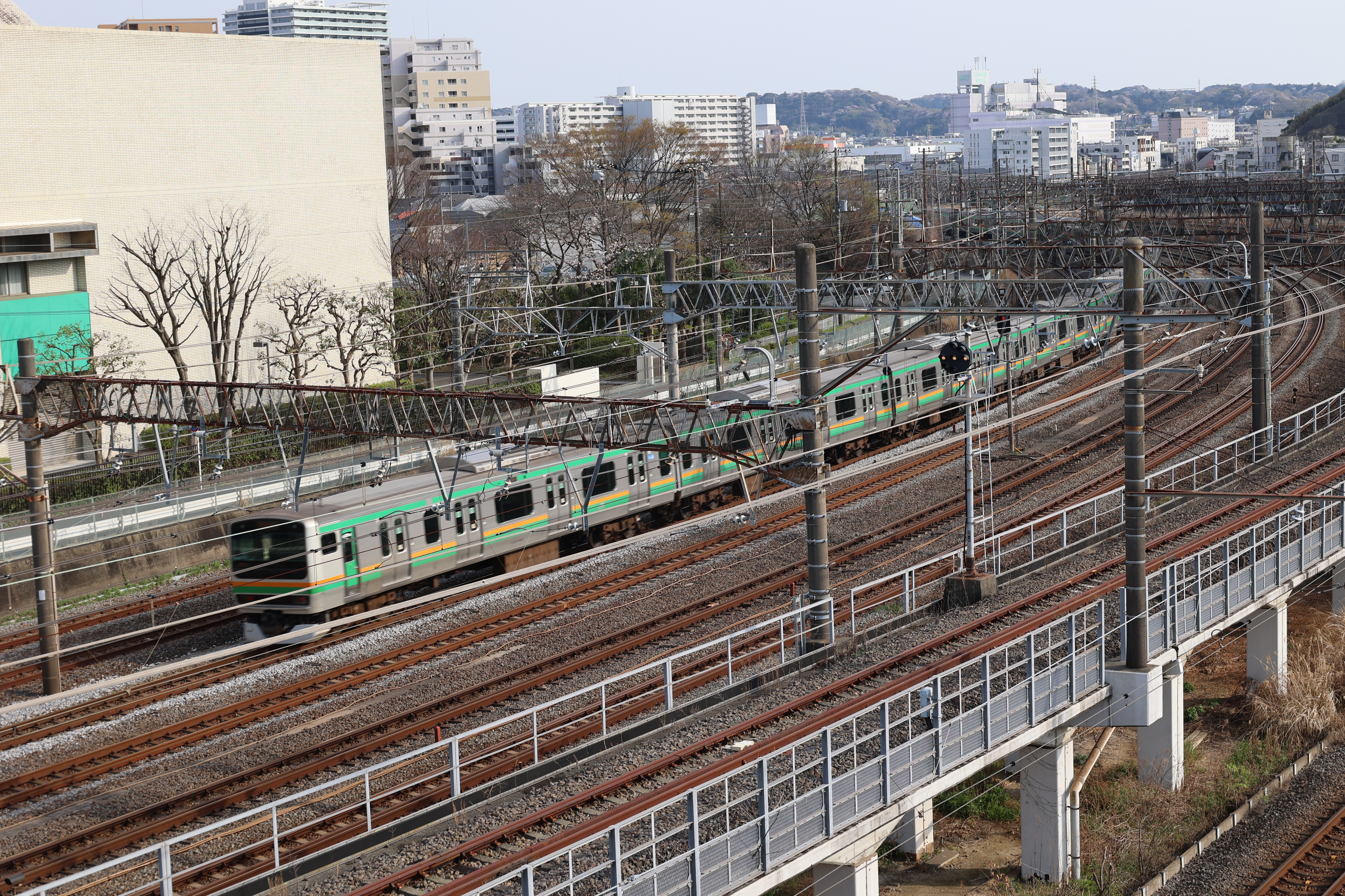 近くは線路が8本ある東海道線、横須賀線など交通の往来が激しい 近くは線路が8本ある東海道線、横須賀線など交通の往来が激しい
