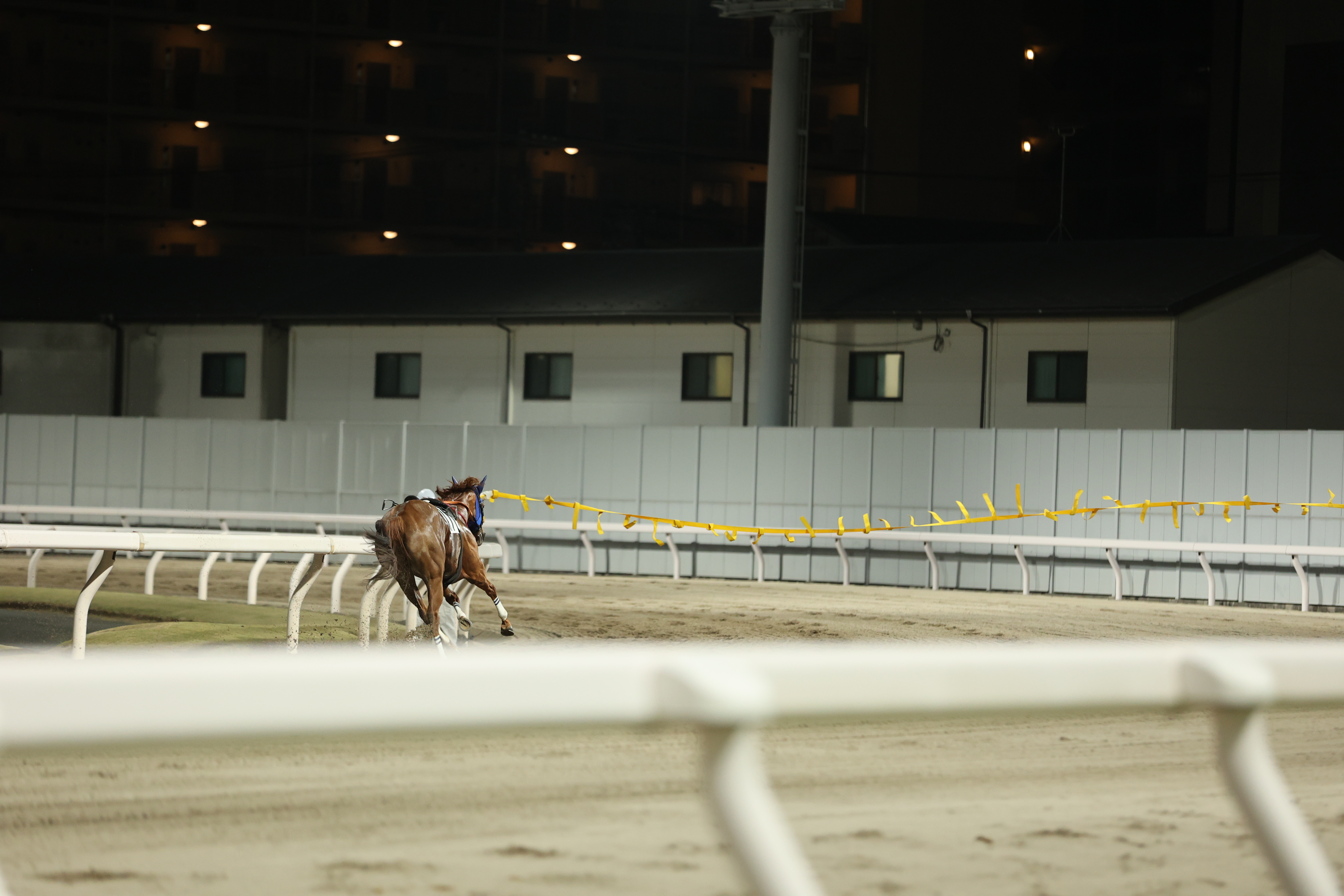 ピーエムナナ独走６と黄色の停止テープを突っ切る前