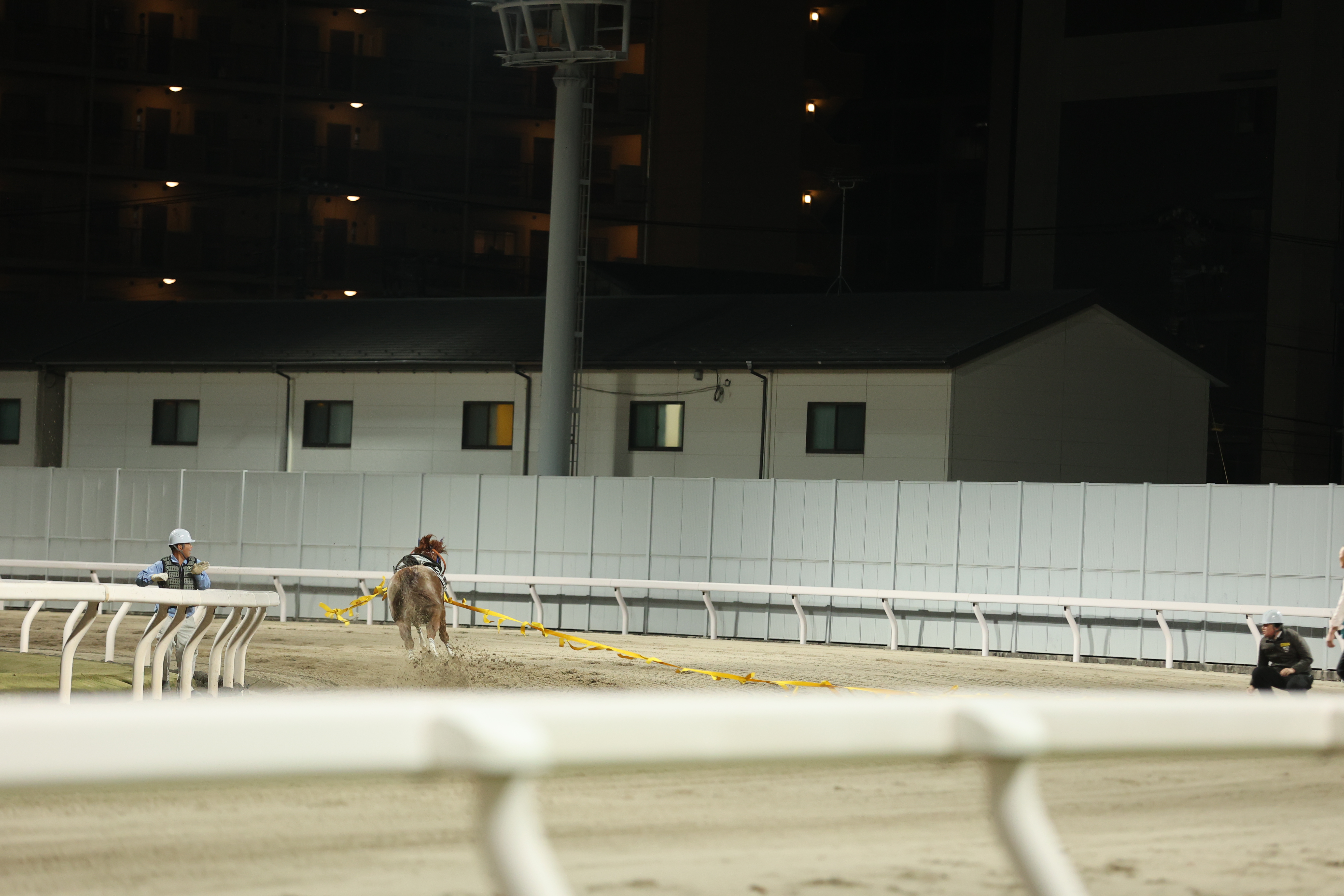 ピーエムナナ独走７と停止テープを突っ切る