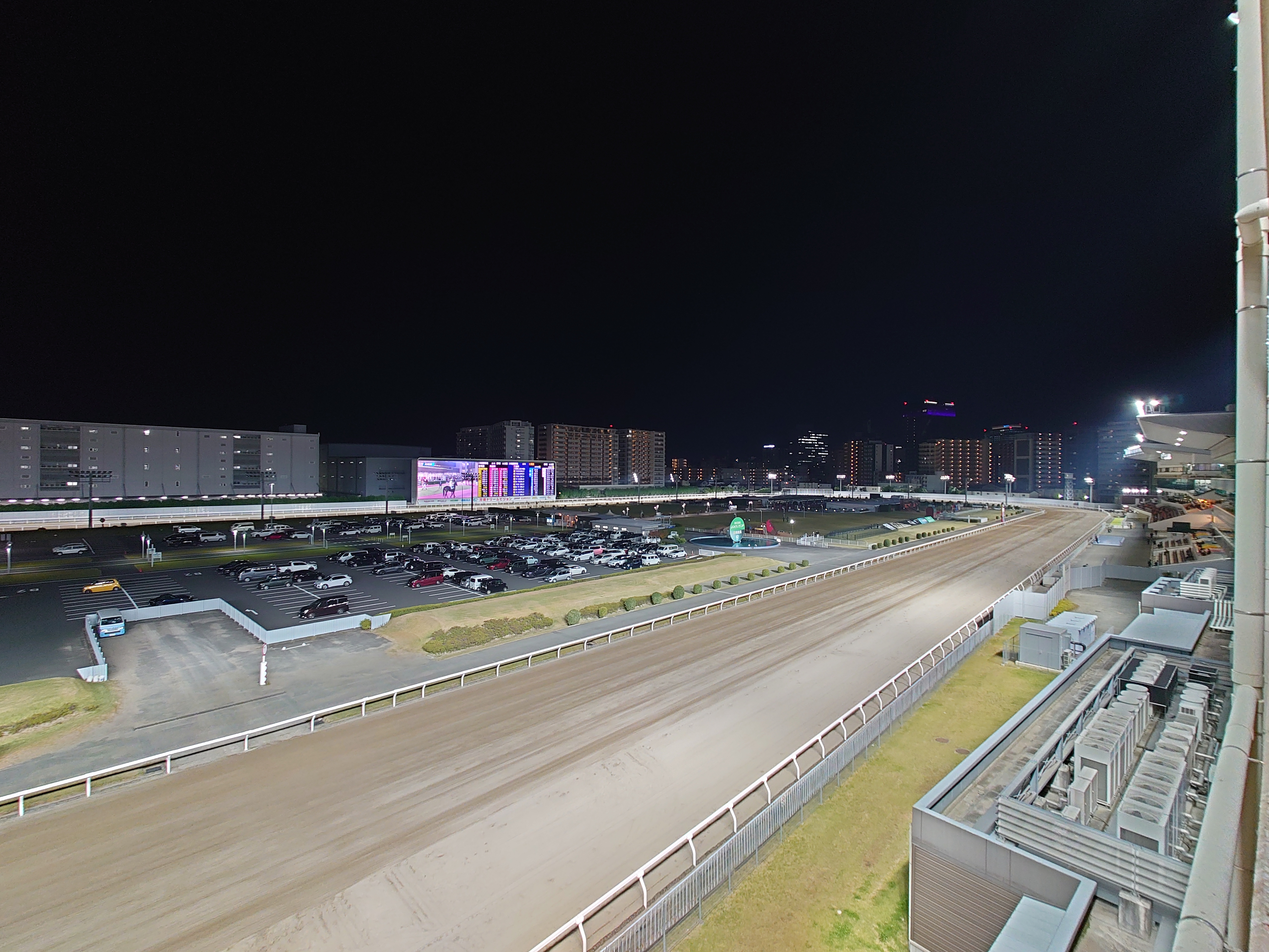 隣のモールの駐車場から見た川崎競馬場