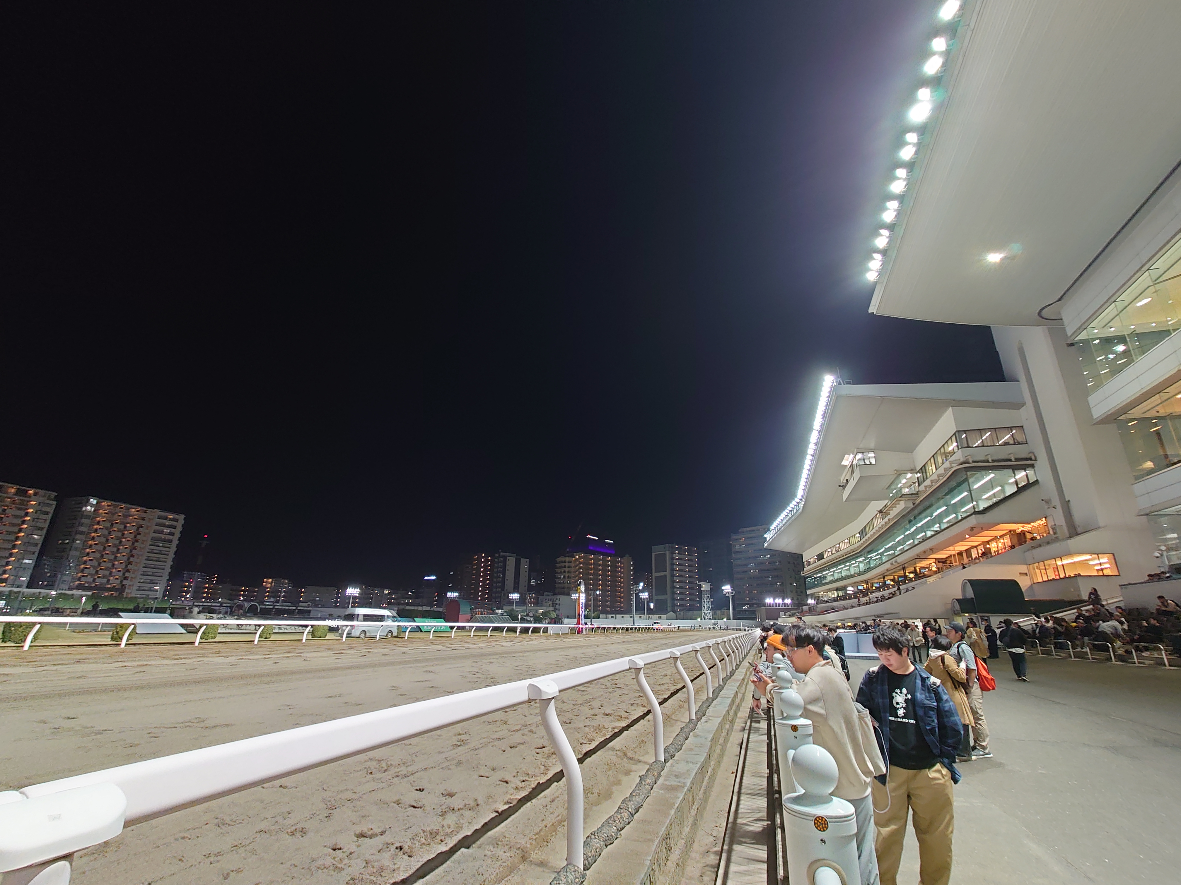 ダートコースと観覧席