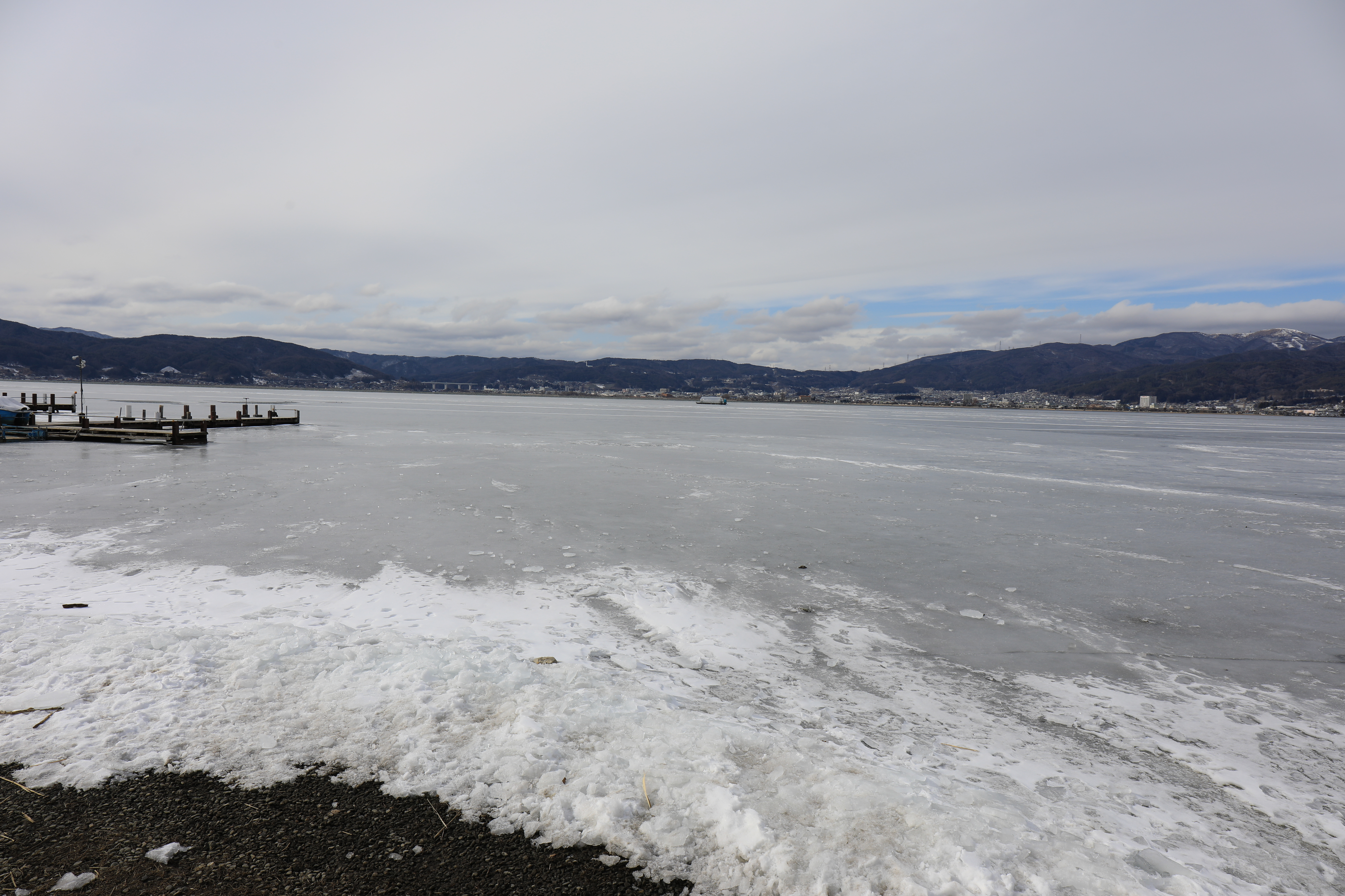 波際の凍結した諏訪湖
